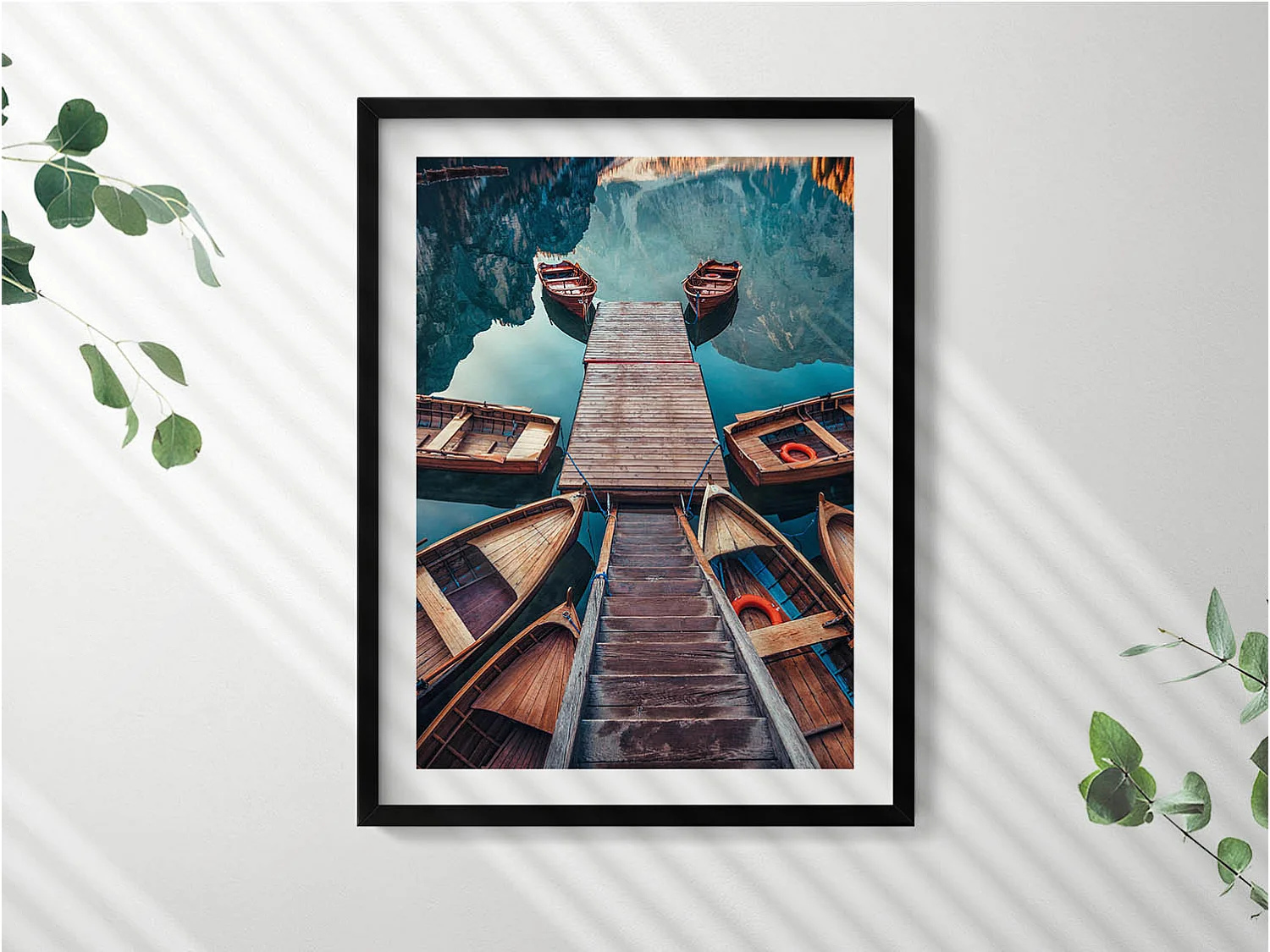Dekoratives Gemälde mit schwarzem Rahmen, Die Seebrücke und der Pragser Wildsee 60 x 80 cm – Perfekt für das Wohn- oder Schlafzimmer