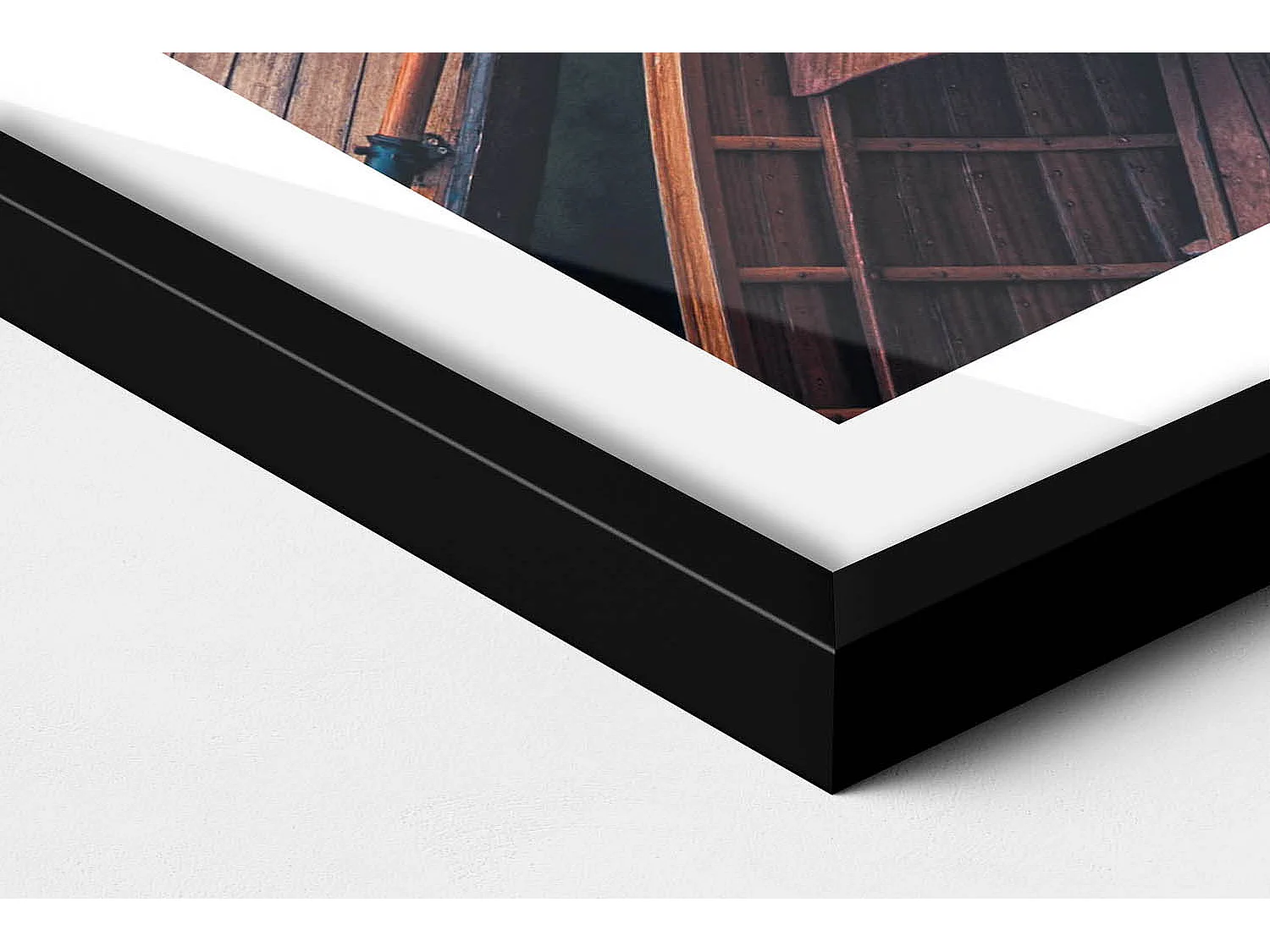 Dekoratives Gemälde mit schwarzem Rahmen, Die Seebrücke und der Pragser Wildsee 60 x 80 cm – Perfekt für das Wohn- oder Schlafzimmer