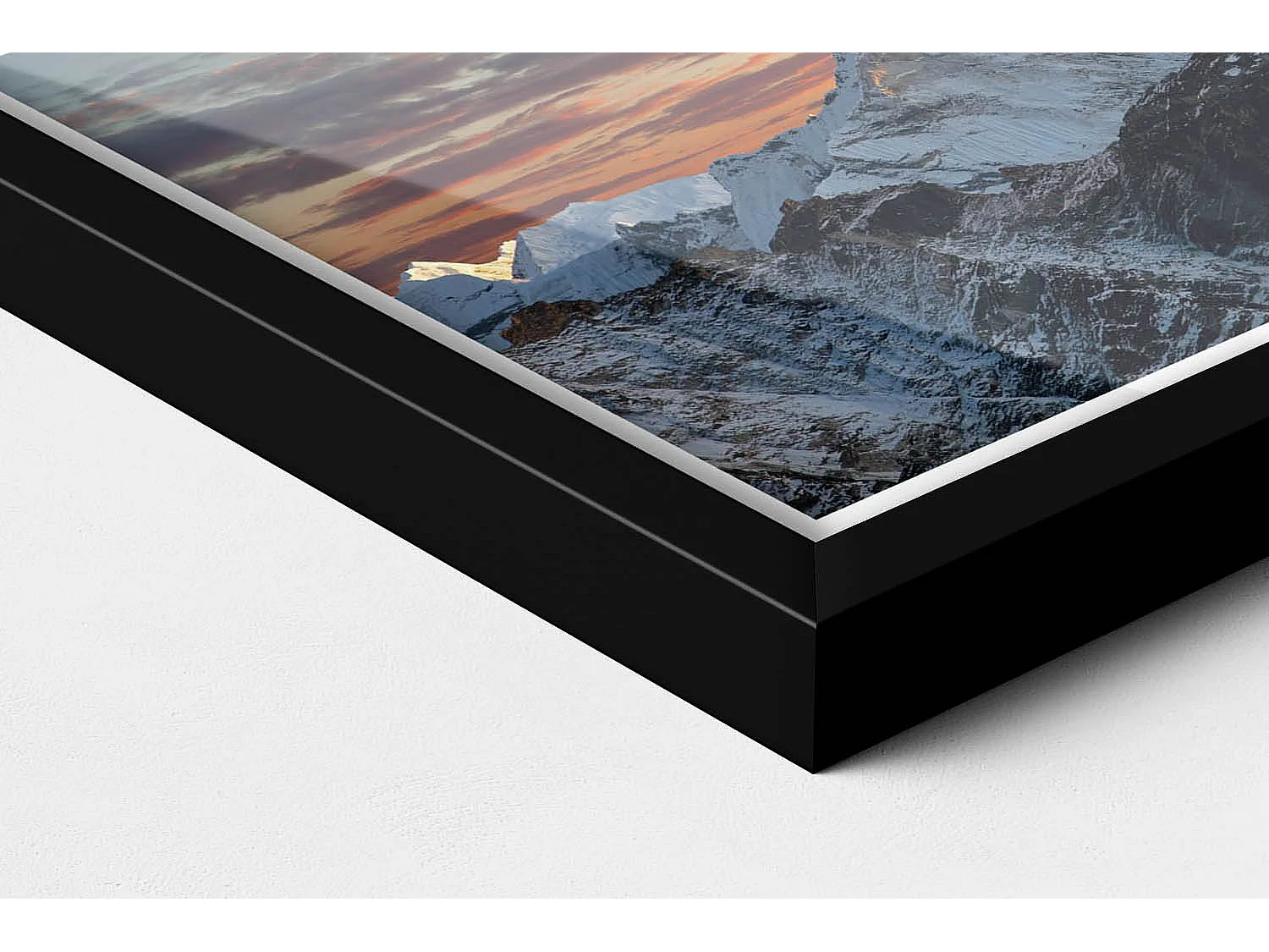 Dekoratives Gemälde mit schwarzem Rahmen, Schneebedeckter Berggipfel 30 x 20 cm – Perfekt für das Wohn- oder Schlafzimmer