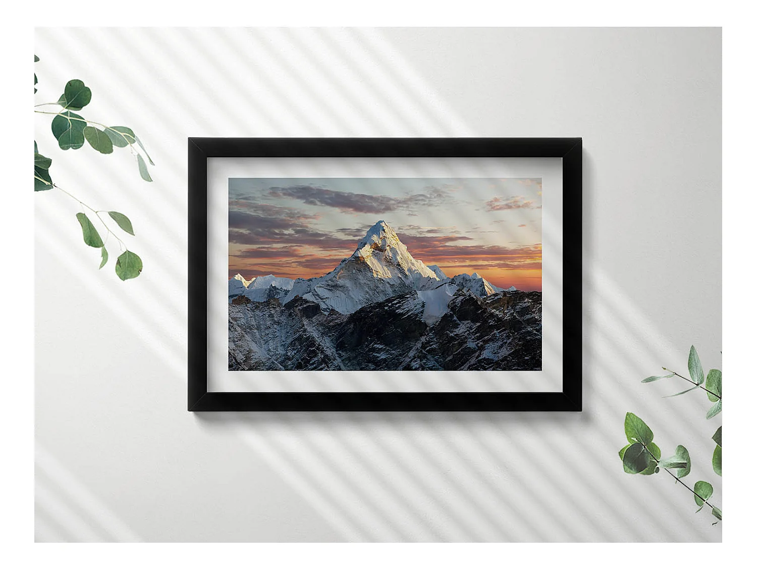 Tableau décoratif avec cadre noir, Sommet de montagne enneigé 30 x 20 cm – Parfait pour le salon ou la chambre