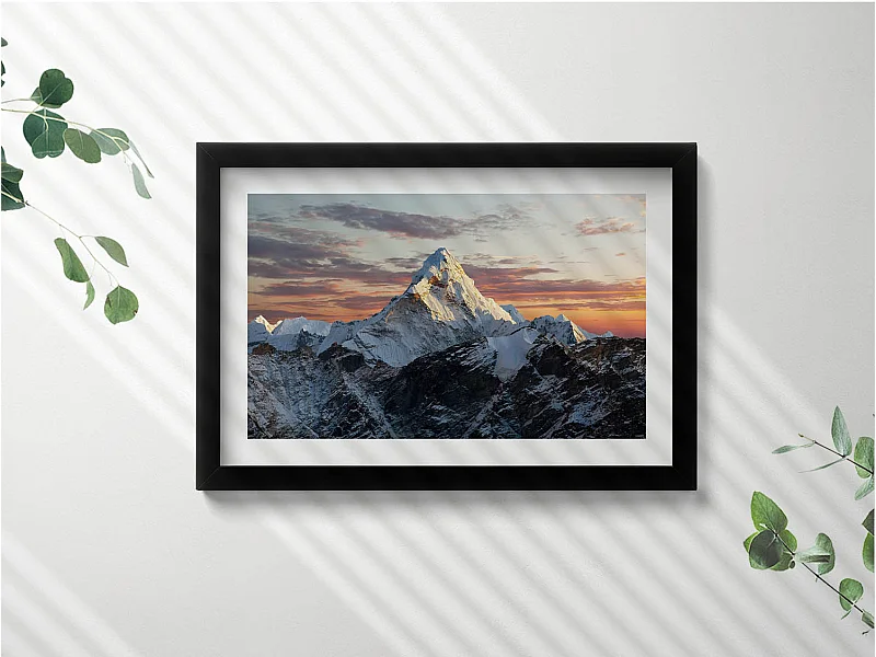 Dekoratives Gemälde mit schwarzem Rahmen, Schneebedeckter Berggipfel 30 x 20 cm – Perfekt für das Wohn- oder Schlafzimmer