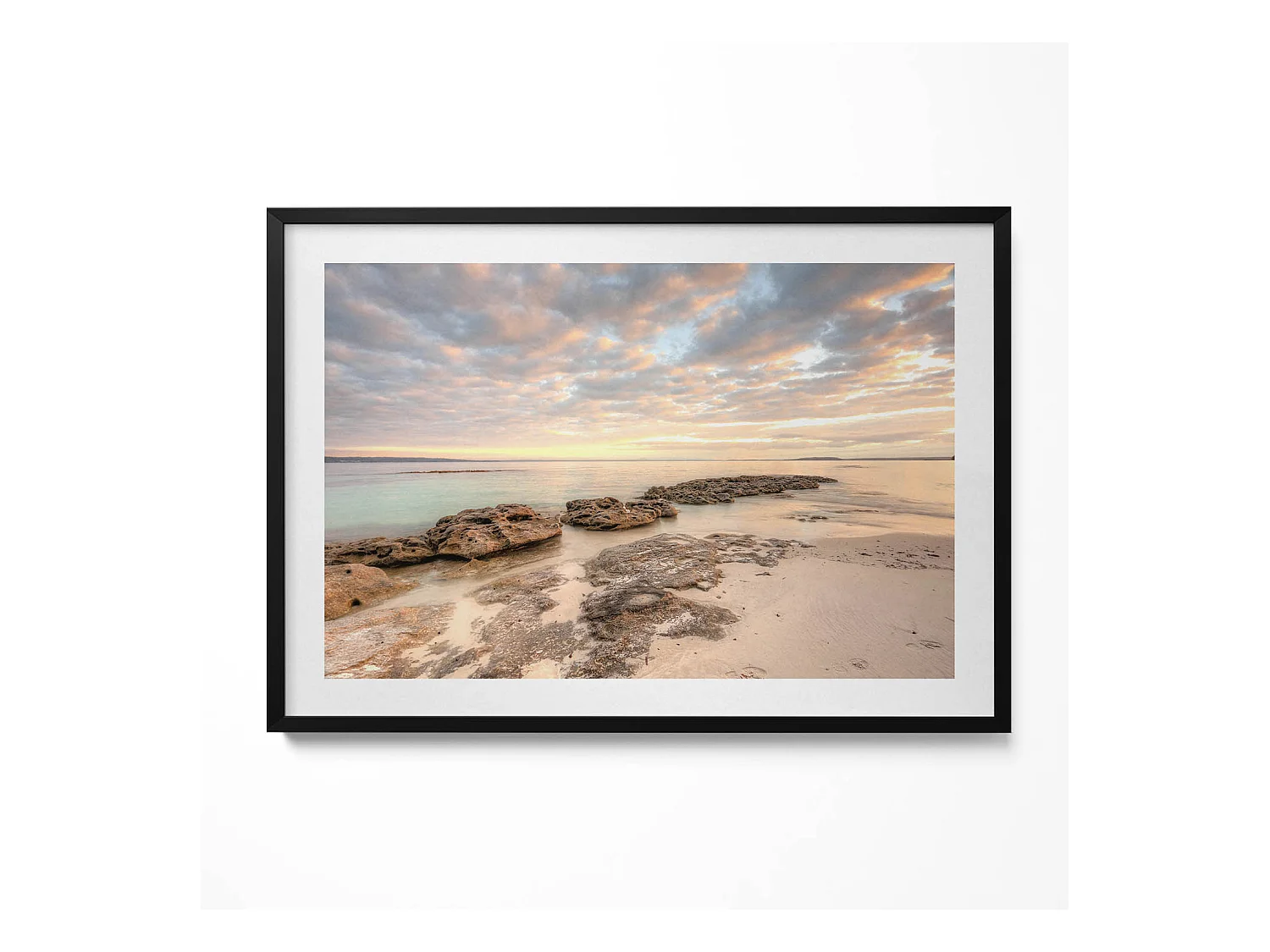 Tableau décoratif avec cadre noir, Paysage de plage, de mer et de ciel 100 x 70 cm– Parfait pour le salon ou la chambre