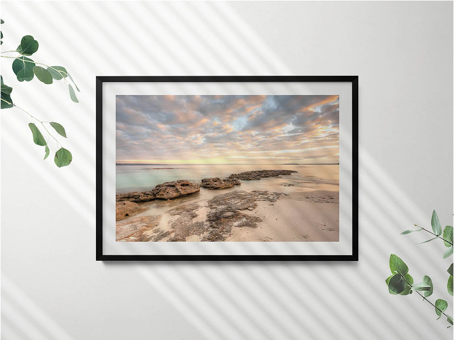 Dekoratives Gemälde mit schwarzem Rahmen, Strand-, Meeres- und Himmelslandschaft 100 x 70 cm – Perfekt für das Wohn- oder Schlafzimmer