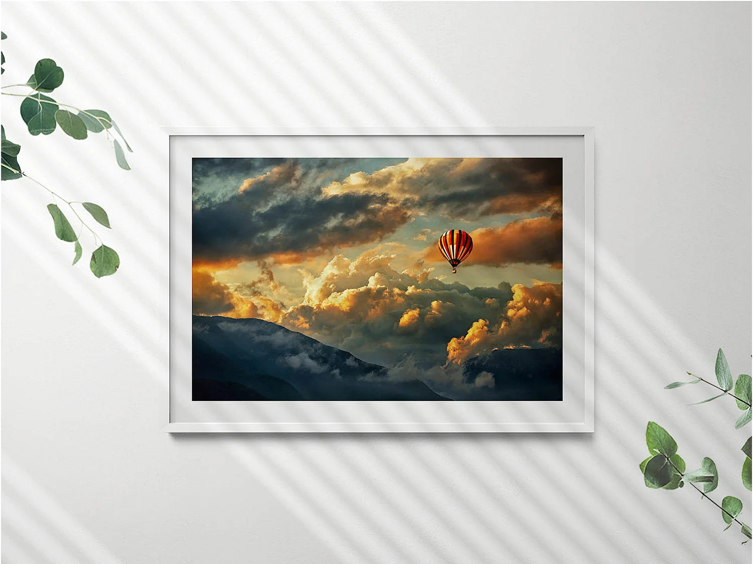 Dekoratives Gemälde mit weißem Rahmen, Heißluftballonflug zwischen den Wolken 100 x 70 cm – Perfekt für das Wohn- oder Schlafzimmer