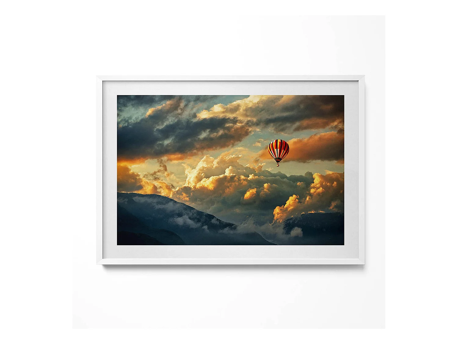 Quadro decorativo con cornice bianca Volo in mongolfiera tra le nuvole 100 x 70 cm – Perfetto per il soggiorno o la camera da letto