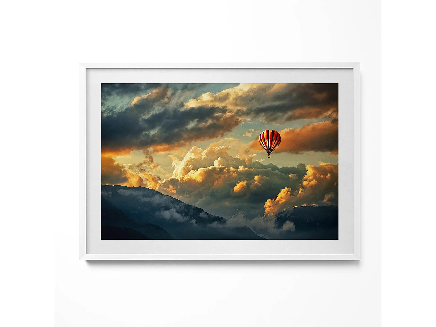 Dekoratives Gemälde mit weißem Rahmen, Heißluftballonflug zwischen den Wolken 100 x 70 cm – Perfekt für das Wohn- oder Schlafzimmer