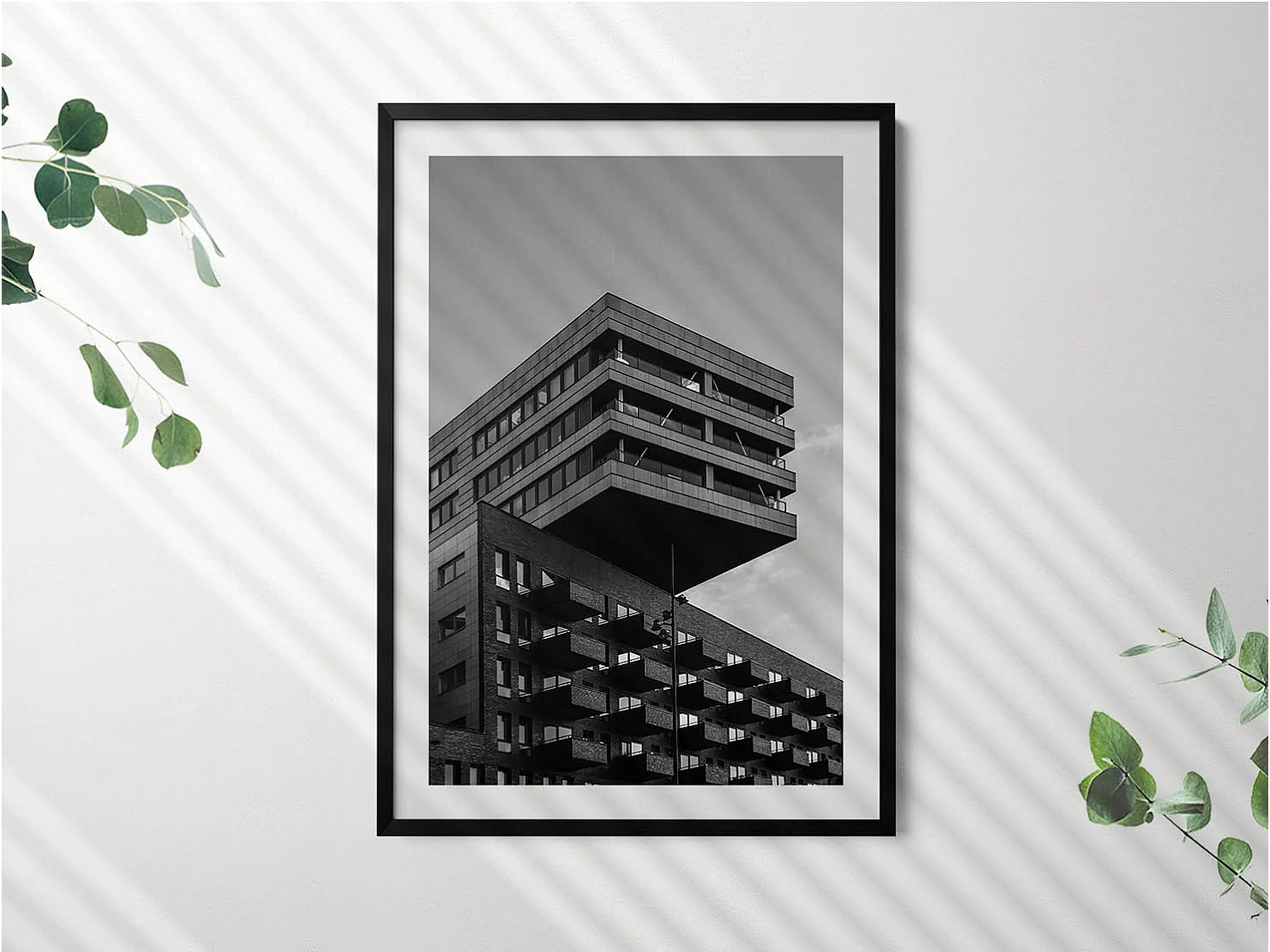 Dekoratives Gemälde mit schwarzem Rahmen, Architektur in Amsterdam 70 x 100 cm – Perfekt für das Wohn- oder Schlafzimmer