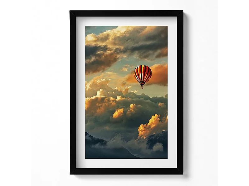 Decoratief schilderij met zwarte lijst, Luchtballonvlucht tussen de wolken 40 x 60 cm – Perfect voor de woon- of slaapkamer