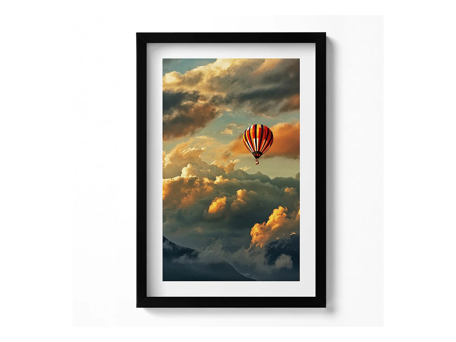 Tableau décoratif avec cadre noir, Vol en montgolfière entre les nuages 40 x 60 cm– Parfait pour le salon ou la chambre
