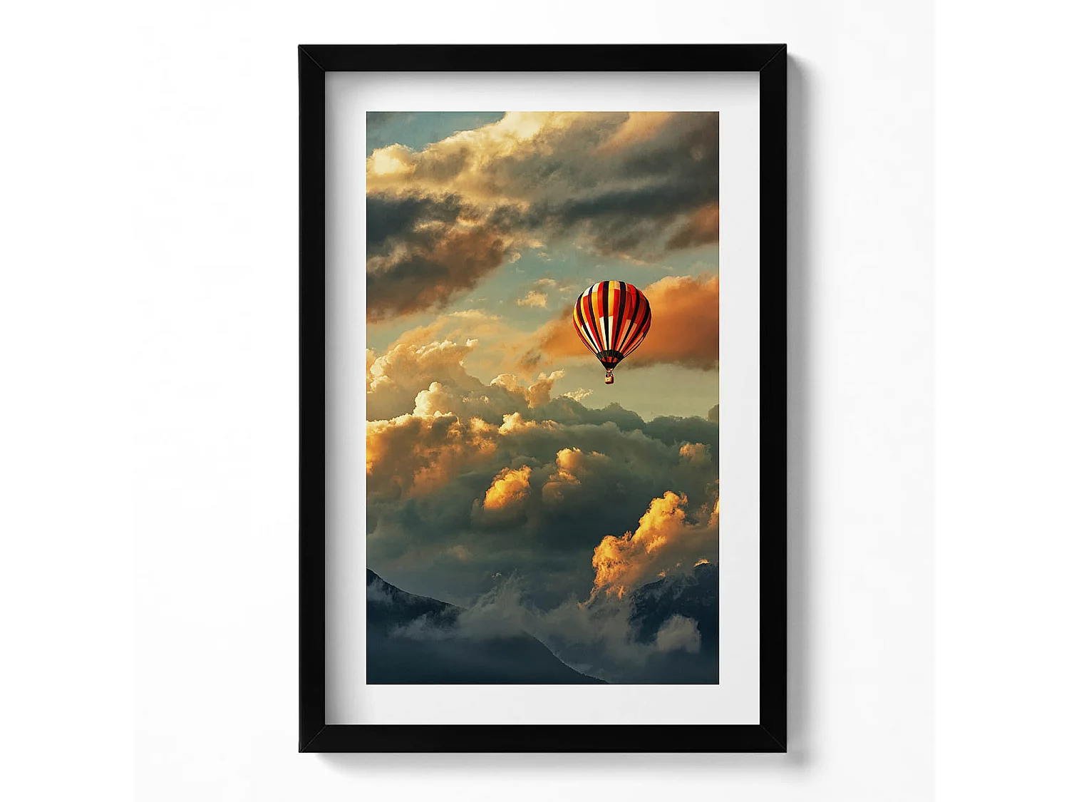 Tableau décoratif avec cadre noir, Vol en montgolfière entre les nuages 40 x 60 cm– Parfait pour le salon ou la chambre