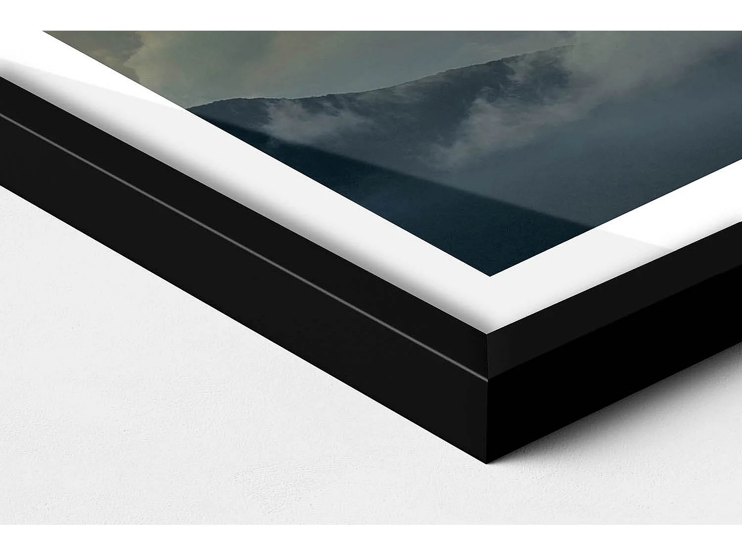 Tableau décoratif avec cadre noir, Vol en montgolfière entre les nuages 40 x 60 cm– Parfait pour le salon ou la chambre