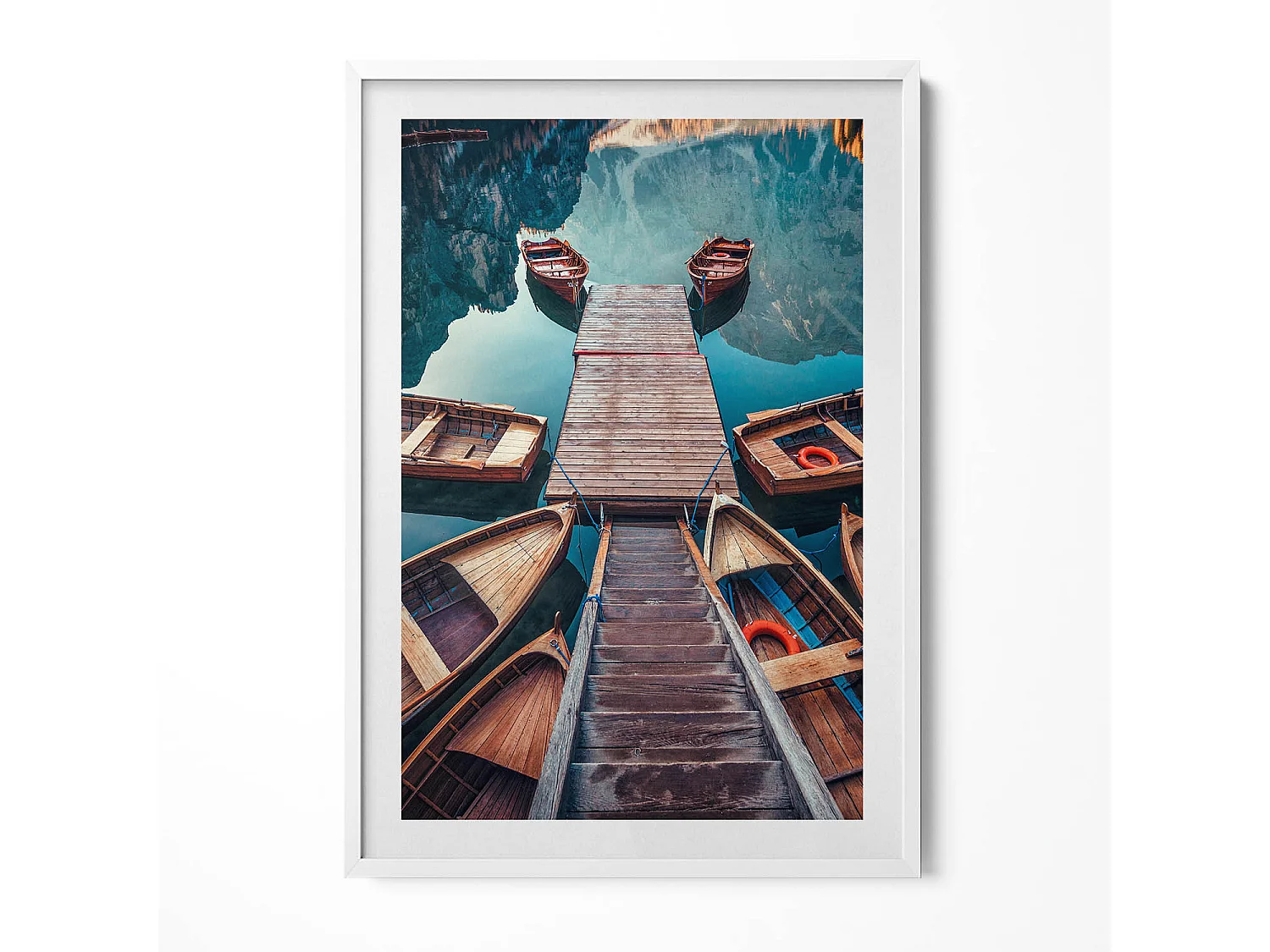 Decoratief schilderij met witte lijst, De pier en de Pragser Wildsee 70 x 100 cm – Perfect voor de woon- of slaapkamer