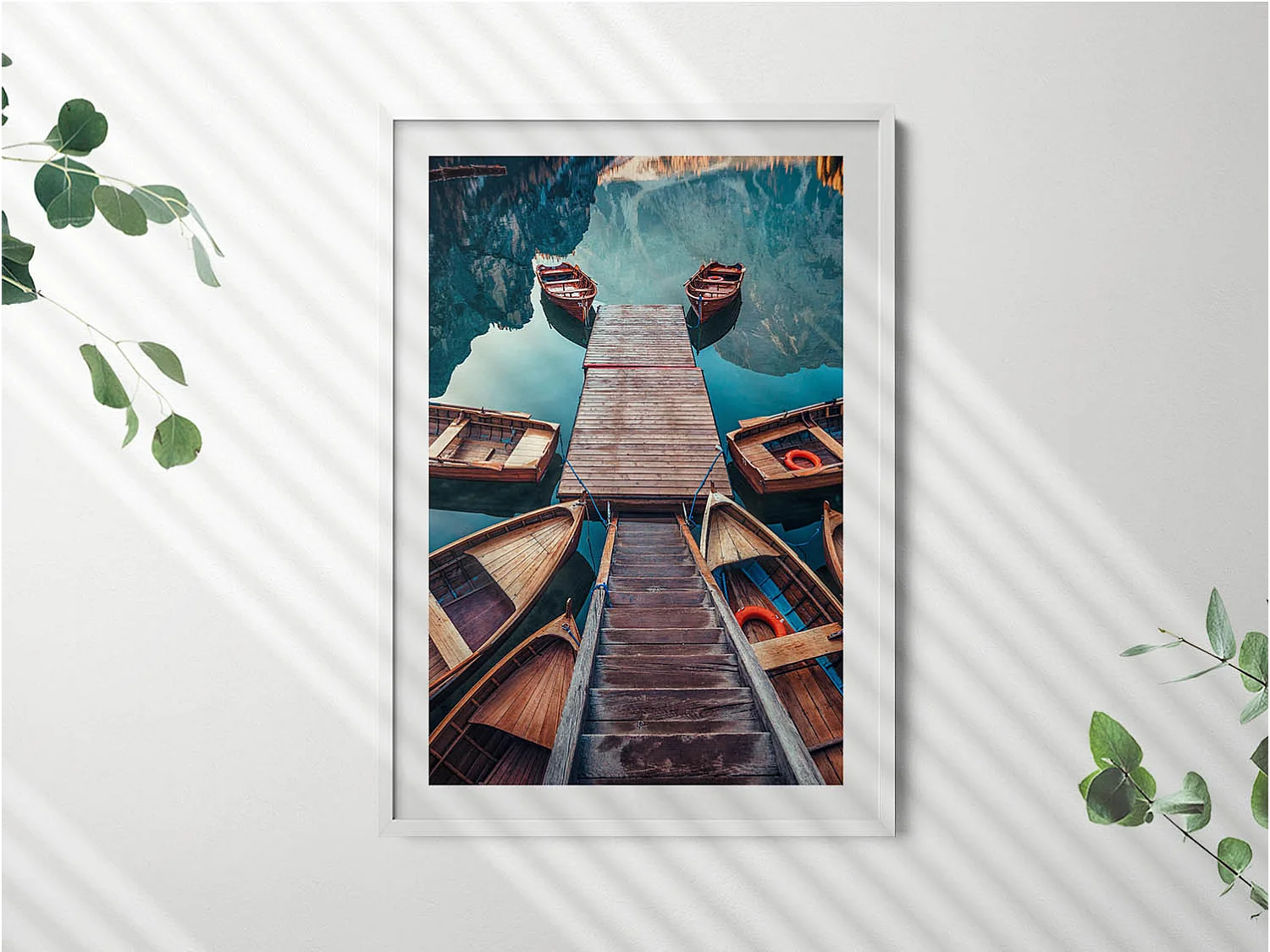 Decoratief schilderij met witte lijst, De pier en de Pragser Wildsee 70 x 100 cm – Perfect voor de woon- of slaapkamer