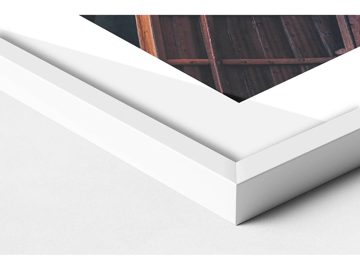 Decoratief schilderij met witte lijst, De pier en de Pragser Wildsee 70 x 100 cm – Perfect voor de woon- of slaapkamer