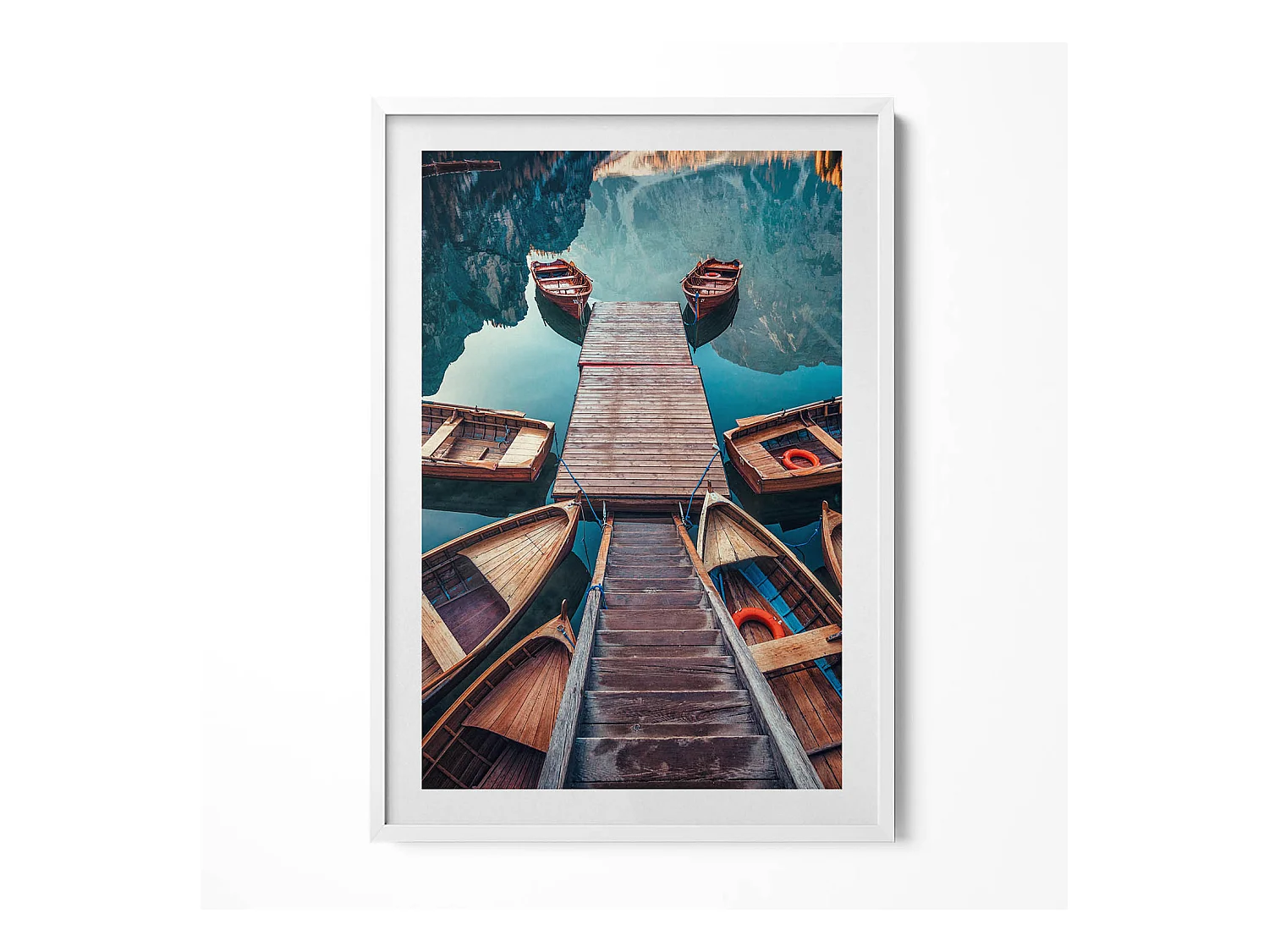 Tableau décoratif avec cadre blanc, La jetée et le lac Pragser Wildsee 70 x 100 cm– Parfait pour le salon ou la chambre