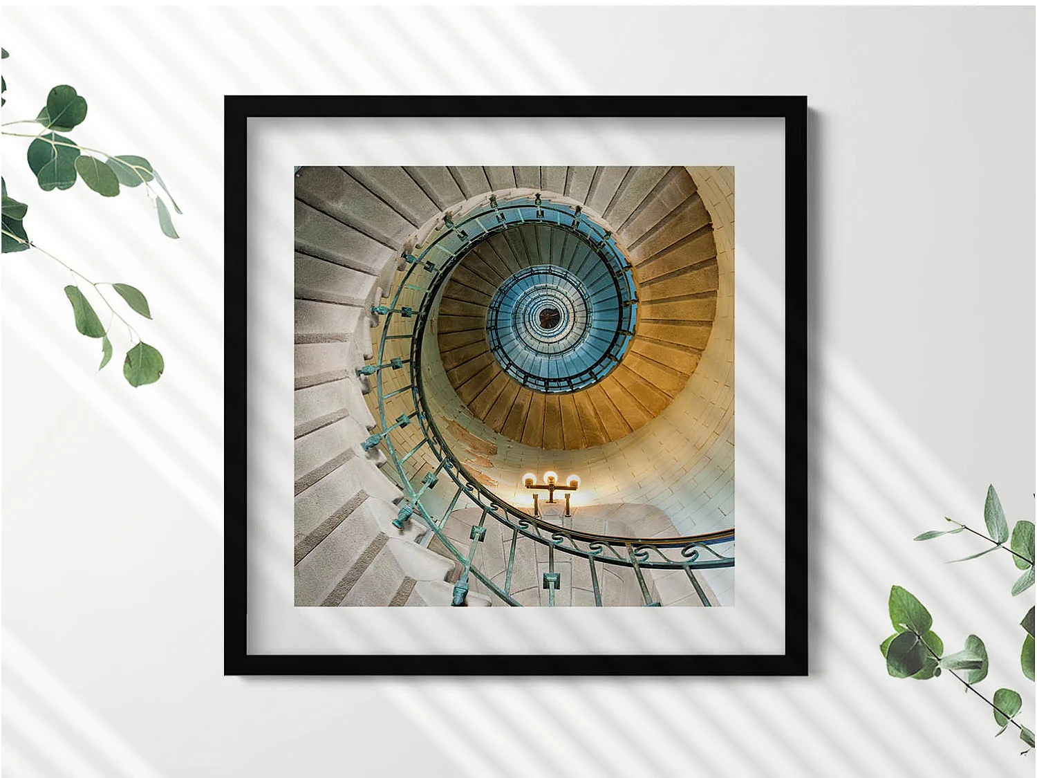 Tableau décoratif avec cadre noir, Escalier en colimaçon 50 x 50 cm – Parfait pour le salon ou la chambre