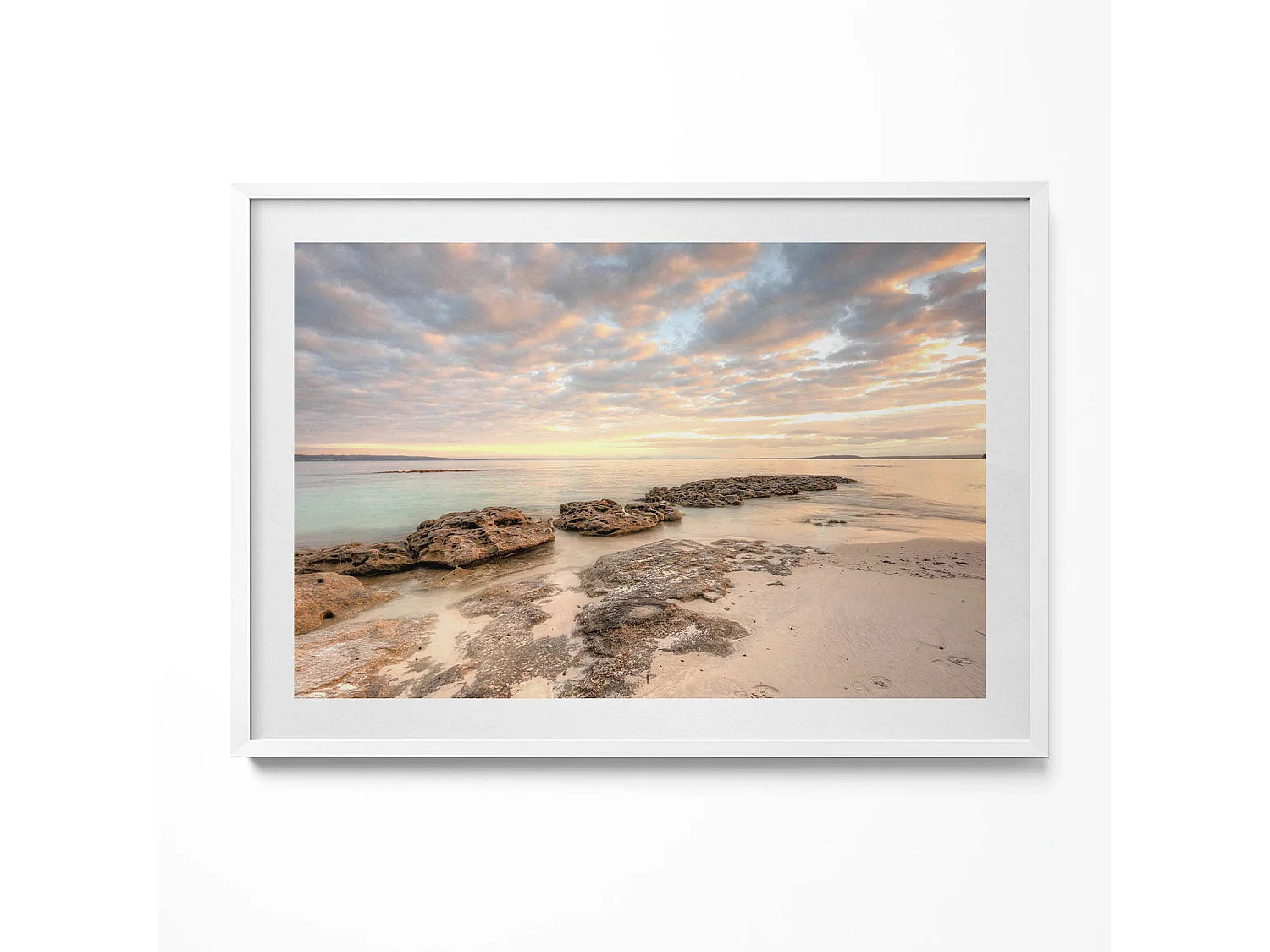 Dekoratives Gemälde mit weißem Rahmen, Strand-, Meeres- und Himmelslandschaft 100 x 70 cm – Perfekt für das Wohn- oder Schlafzimmer