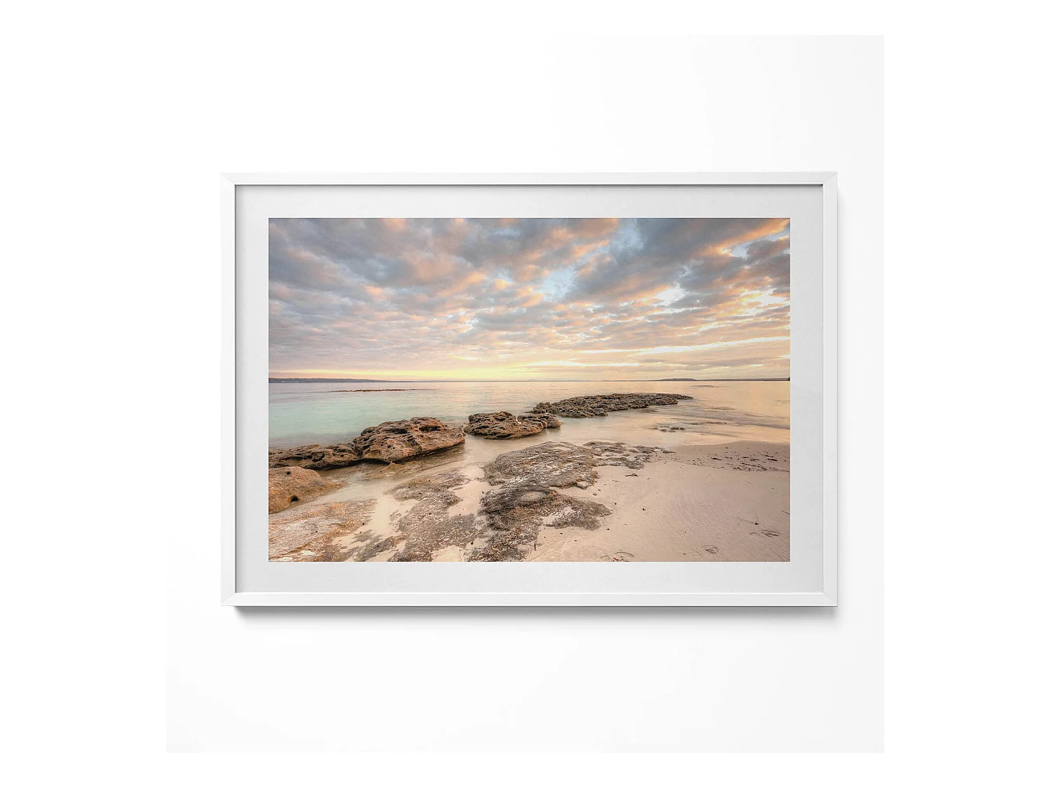 Tableau décoratif avec cadre blanc, Paysage de plage, de mer et de ciel 100 x 70 cm– Parfait pour le salon ou la chambre