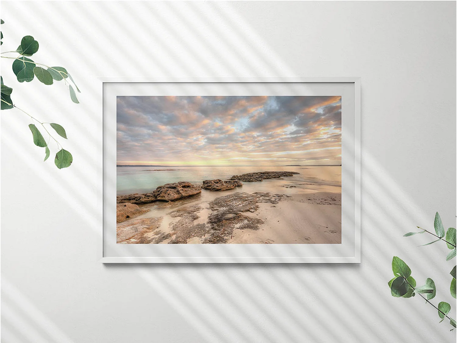 Dekoratives Gemälde mit weißem Rahmen, Strand-, Meeres- und Himmelslandschaft 100 x 70 cm – Perfekt für das Wohn- oder Schlafzimmer