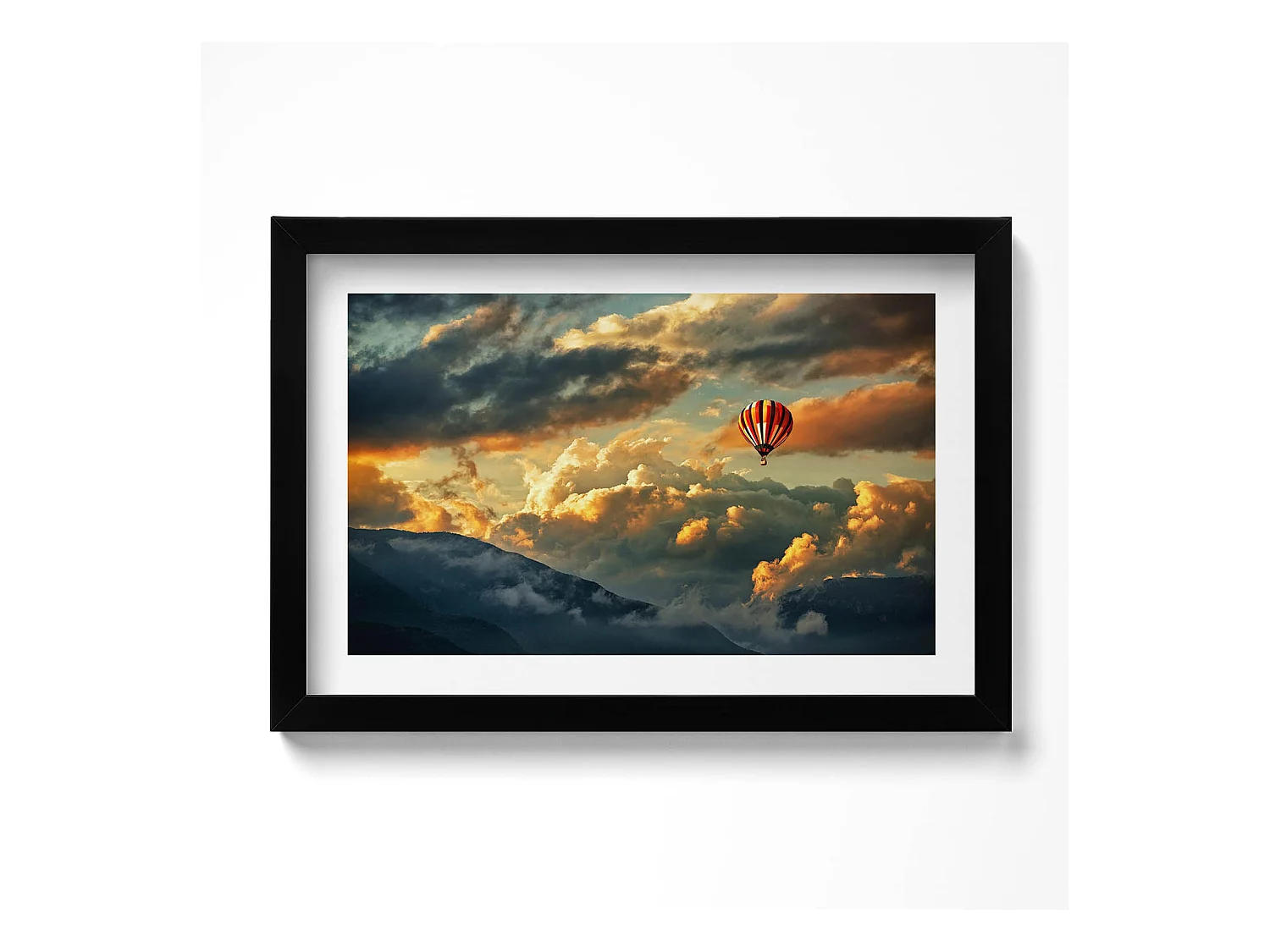 Tableau décoratif avec cadre noir, Vol en montgolfière entre les nuages 30 x 20 cm – Parfait pour le salon ou la chambre