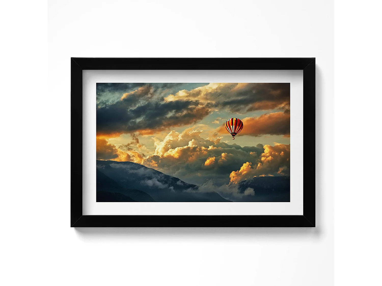 Tableau décoratif avec cadre noir, Vol en montgolfière entre les nuages 30 x 20 cm – Parfait pour le salon ou la chambre