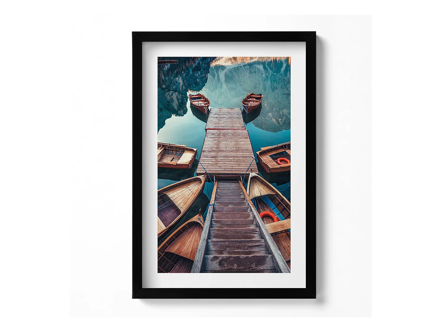 Tableau décoratif avec cadre noir, La jetée et le lac Pragser Wildsee 40 x 60 cm– Parfait pour le salon ou la chambre