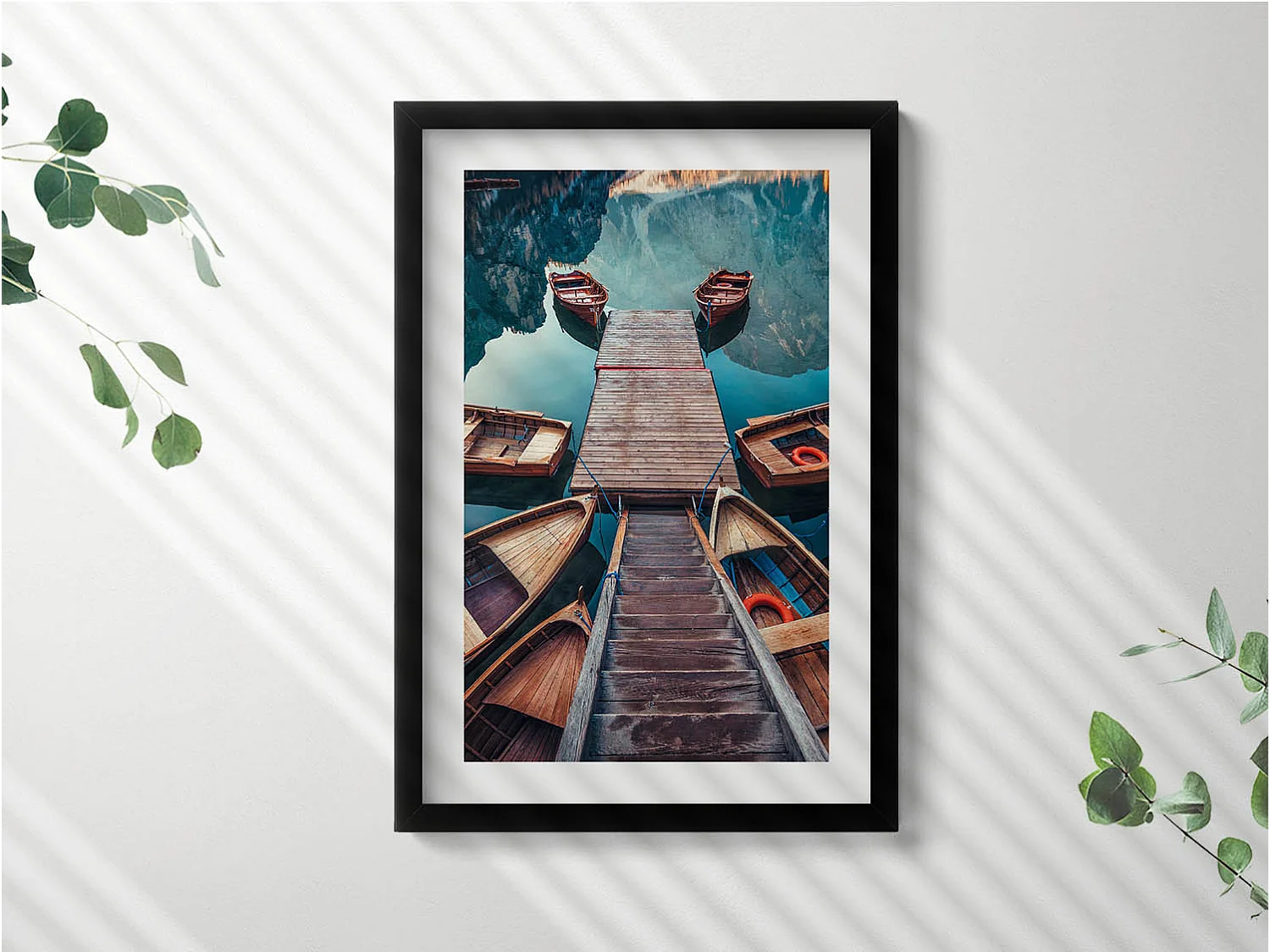 Decoratief schilderij met zwarte lijst, De pier en de Pragser Wildsee 40 x 60 cm – Perfect voor de woon- of slaapkamer