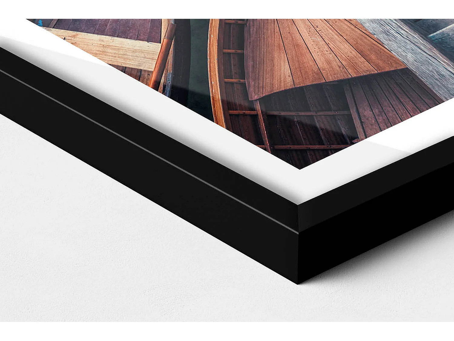 Decoratief schilderij met zwarte lijst, De pier en de Pragser Wildsee 40 x 60 cm – Perfect voor de woon- of slaapkamer