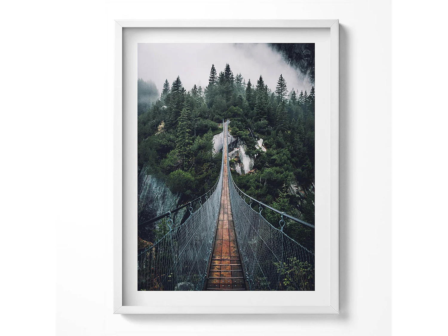 Decoratief schilderij met witte lijst, Hangbrug over het bos 60 x 80 cm – Perfect voor de woon- of slaapkamer