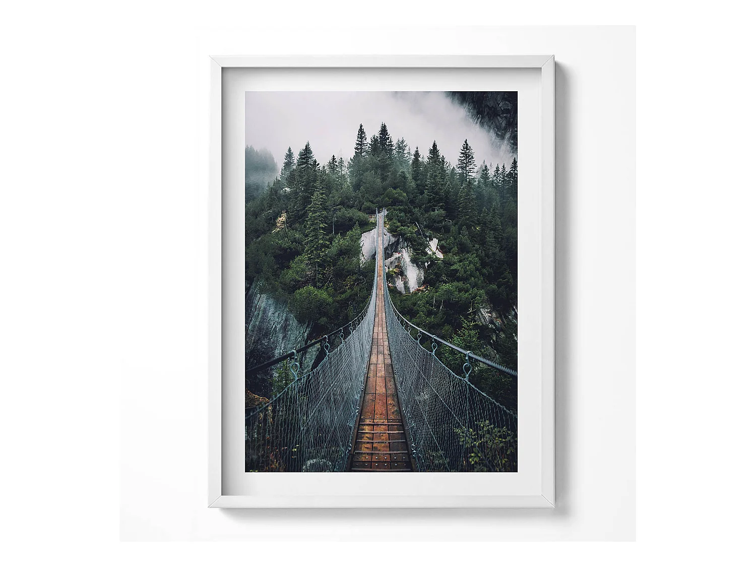 Tableau décoratif avec cadre blanc, Pont suspendu au-dessus de la forêt 60 x 80 cm– Parfait pour le salon ou la chambre