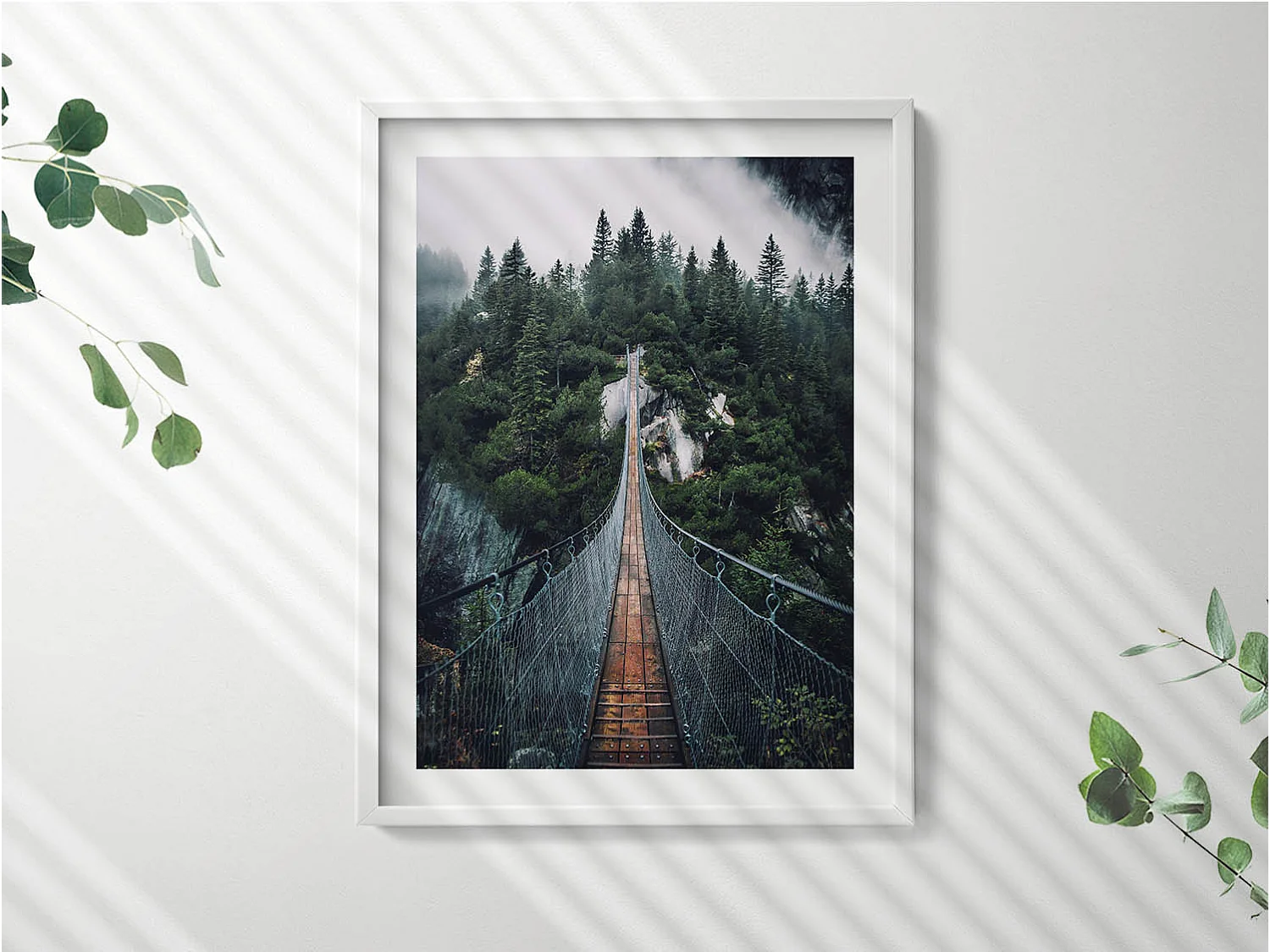 Dekoratives Gemälde mit weißem Rahmen, Hängebrücke über den Wald 60 x 80 cm – Perfekt für das Wohn- oder Schlafzimmer