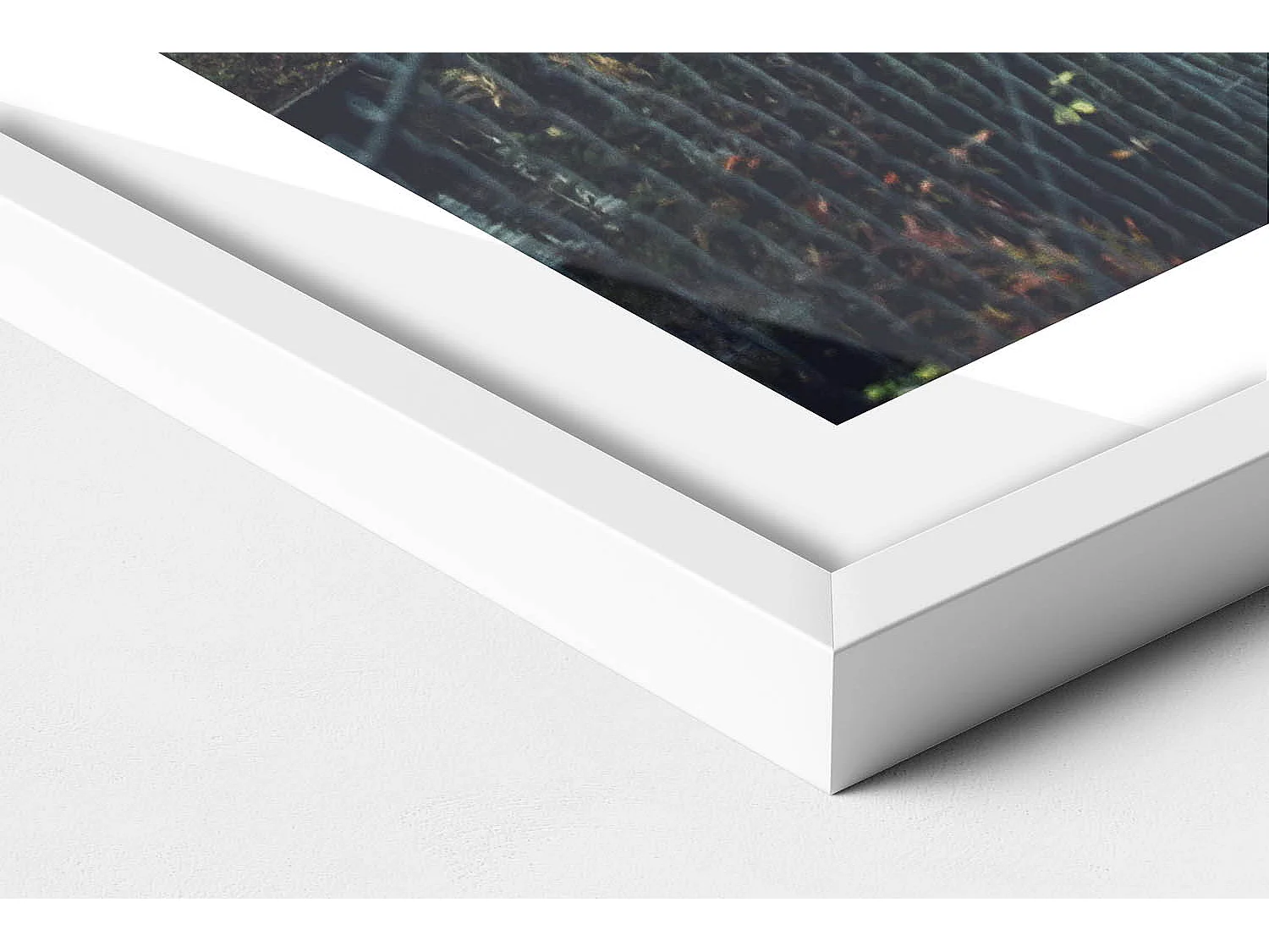 Dekoratives Gemälde mit weißem Rahmen, Hängebrücke über den Wald 60 x 80 cm – Perfekt für das Wohn- oder Schlafzimmer