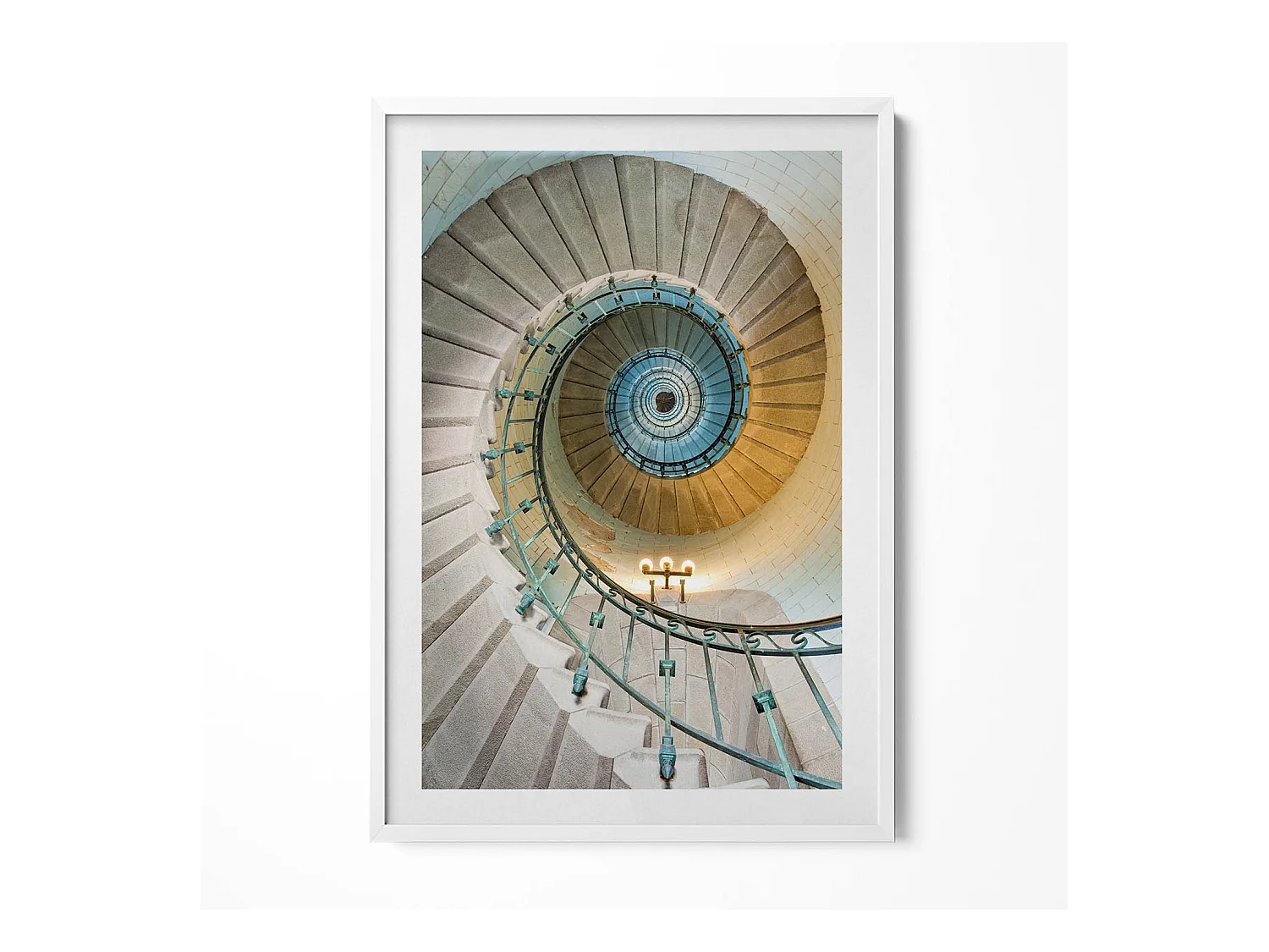 Decoratief schilderij met witte lijst, Wenteltrap 70 x 100 cm – Perfect voor de woon- of slaapkamer