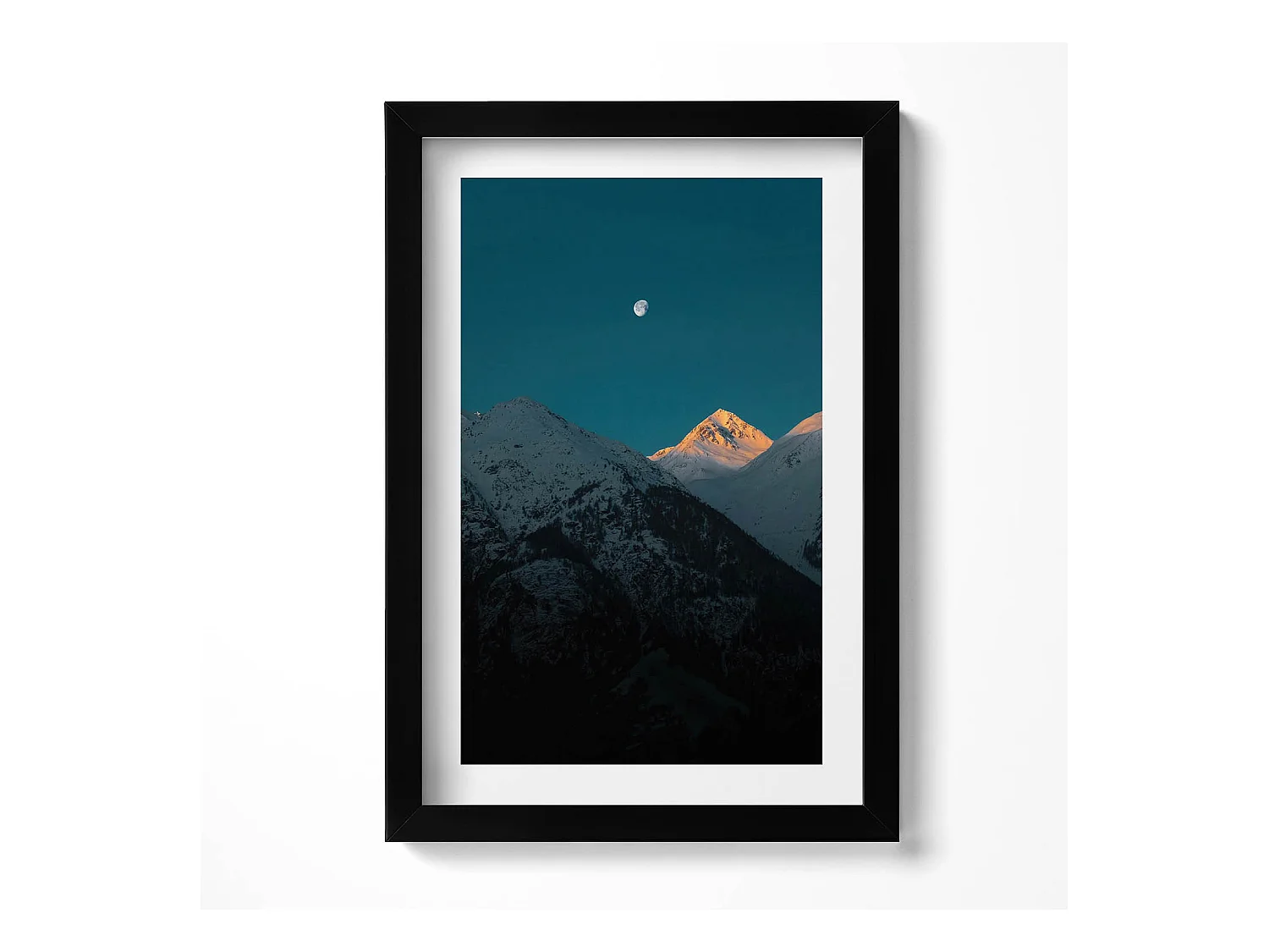 Tableau décoratif avec cadre noir, Coucher de soleil dans les montagnes 20 x 30 cm – Parfait pour le salon ou la chambre