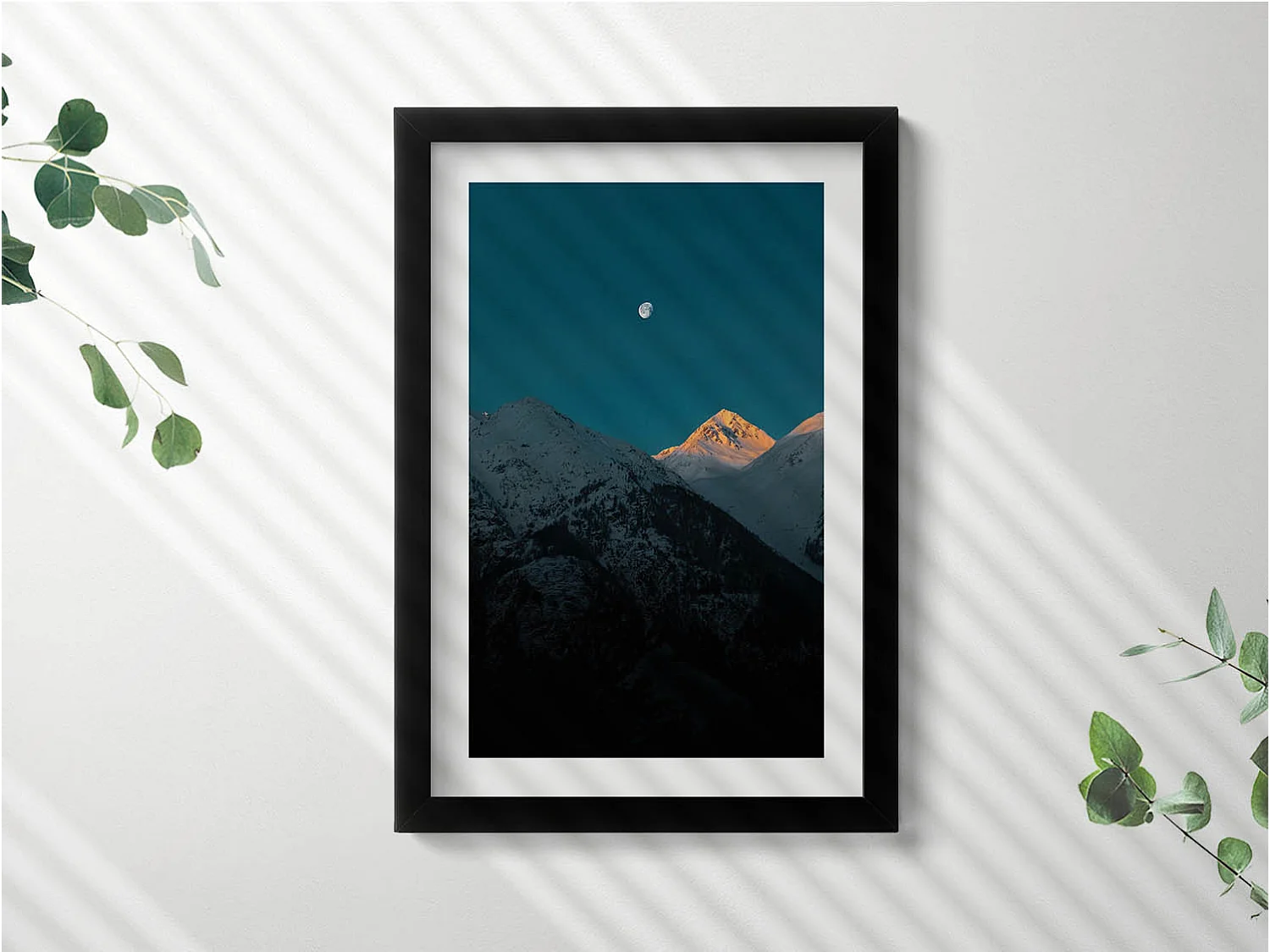 Tableau décoratif avec cadre noir, Coucher de soleil dans les montagnes 20 x 30 cm – Parfait pour le salon ou la chambre