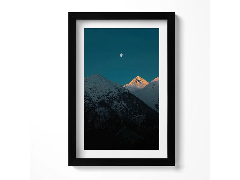 Dekoratives Gemälde mit schwarzem Rahmen, Sonnenuntergang in den Bergen 20 x 30 cm – Perfekt für das Wohn- oder Schlafzimmer