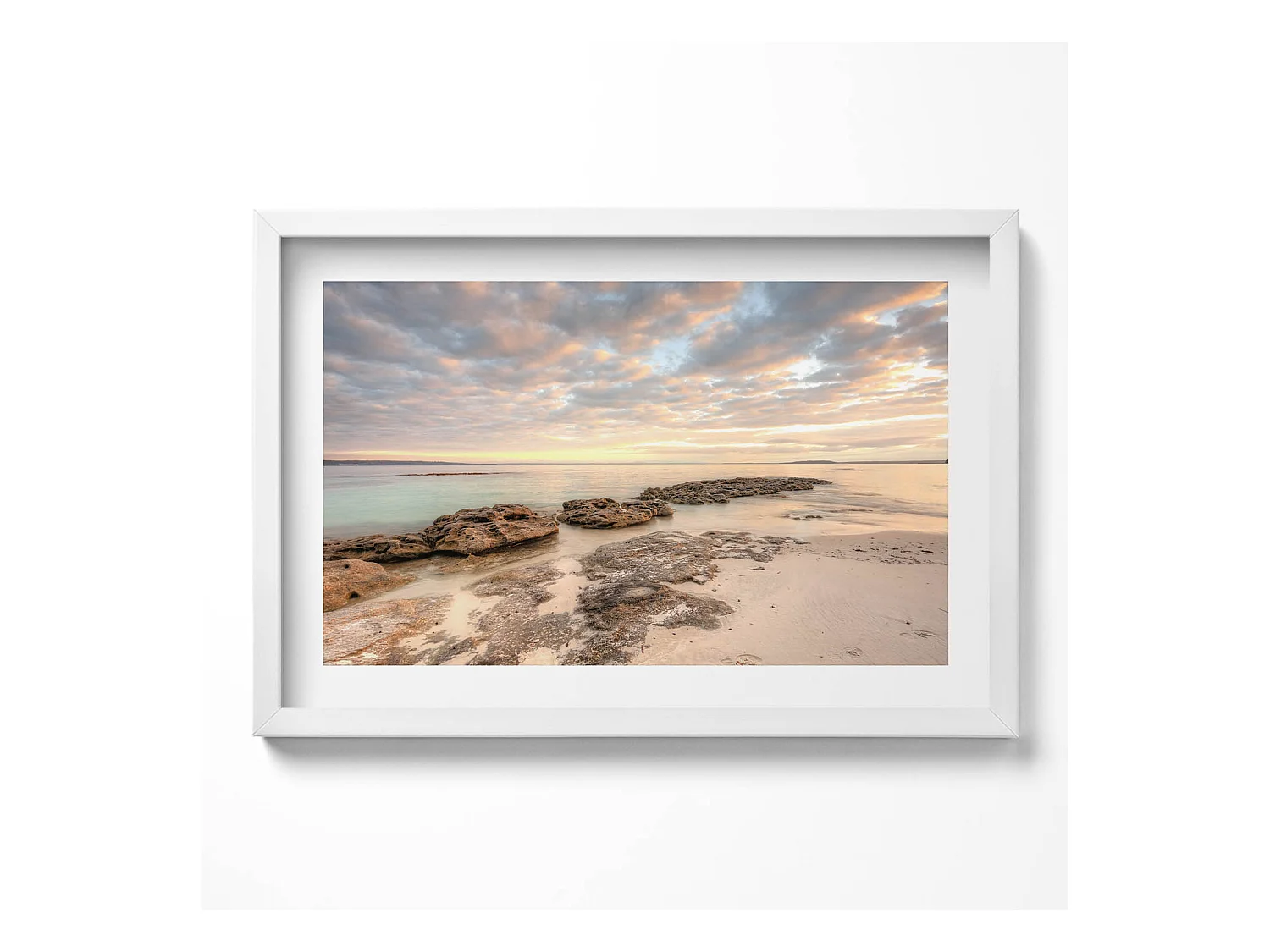 Tableau décoratif avec cadre blanc, Paysage de plage, de mer et de ciel 60 x 40 cm– Parfait pour le salon ou la chambre