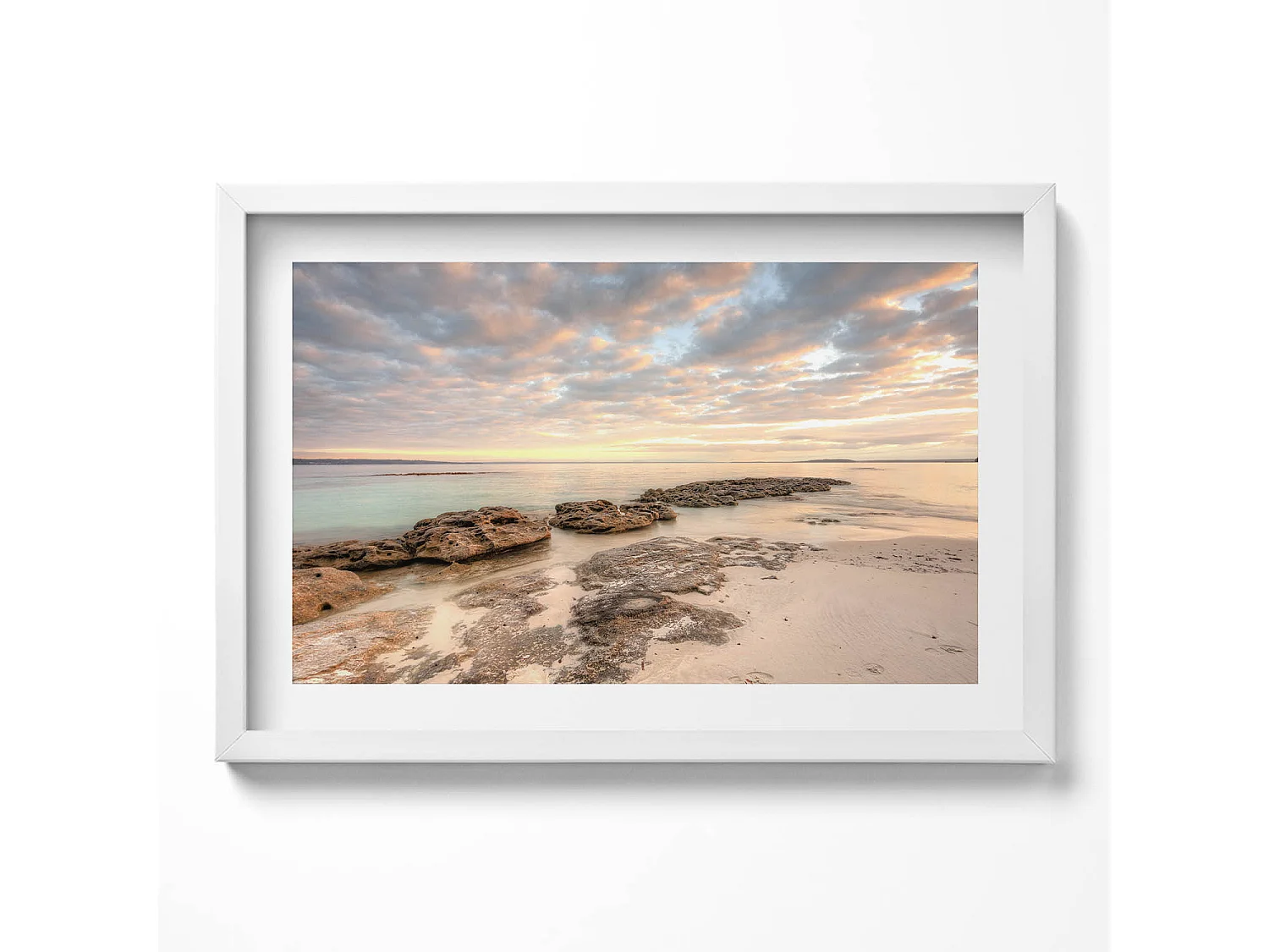 Tableau décoratif avec cadre blanc, Paysage de plage, de mer et de ciel 60 x 40 cm– Parfait pour le salon ou la chambre