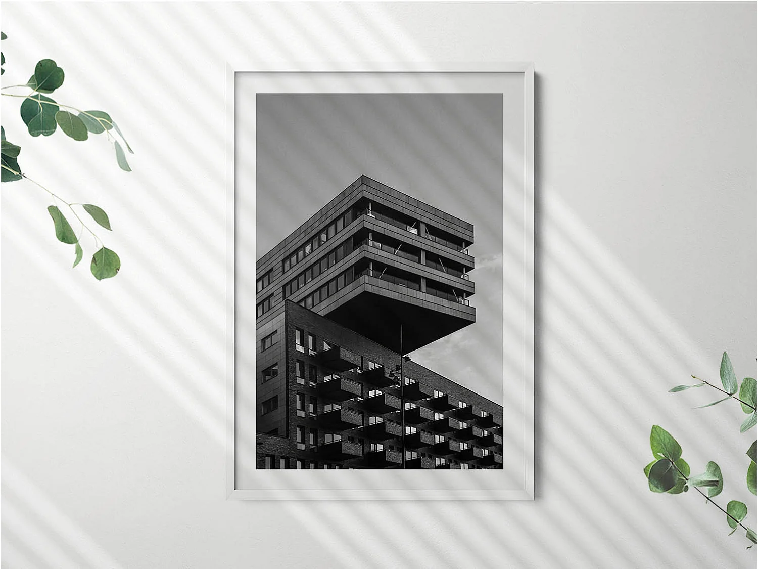 Dekoratives Gemälde mit weißem Rahmen, Architektur in Amsterdam 70 x 100 cm – Perfekt für das Wohn- oder Schlafzimmer