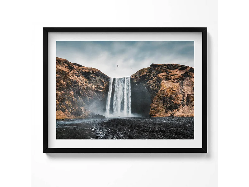 Dekoratives Gemälde mit schwarzem Rahmen, Wasserfall zwischen den Felsen 80 x 60 cm – Perfekt für das Wohn- oder Schlafzimmer