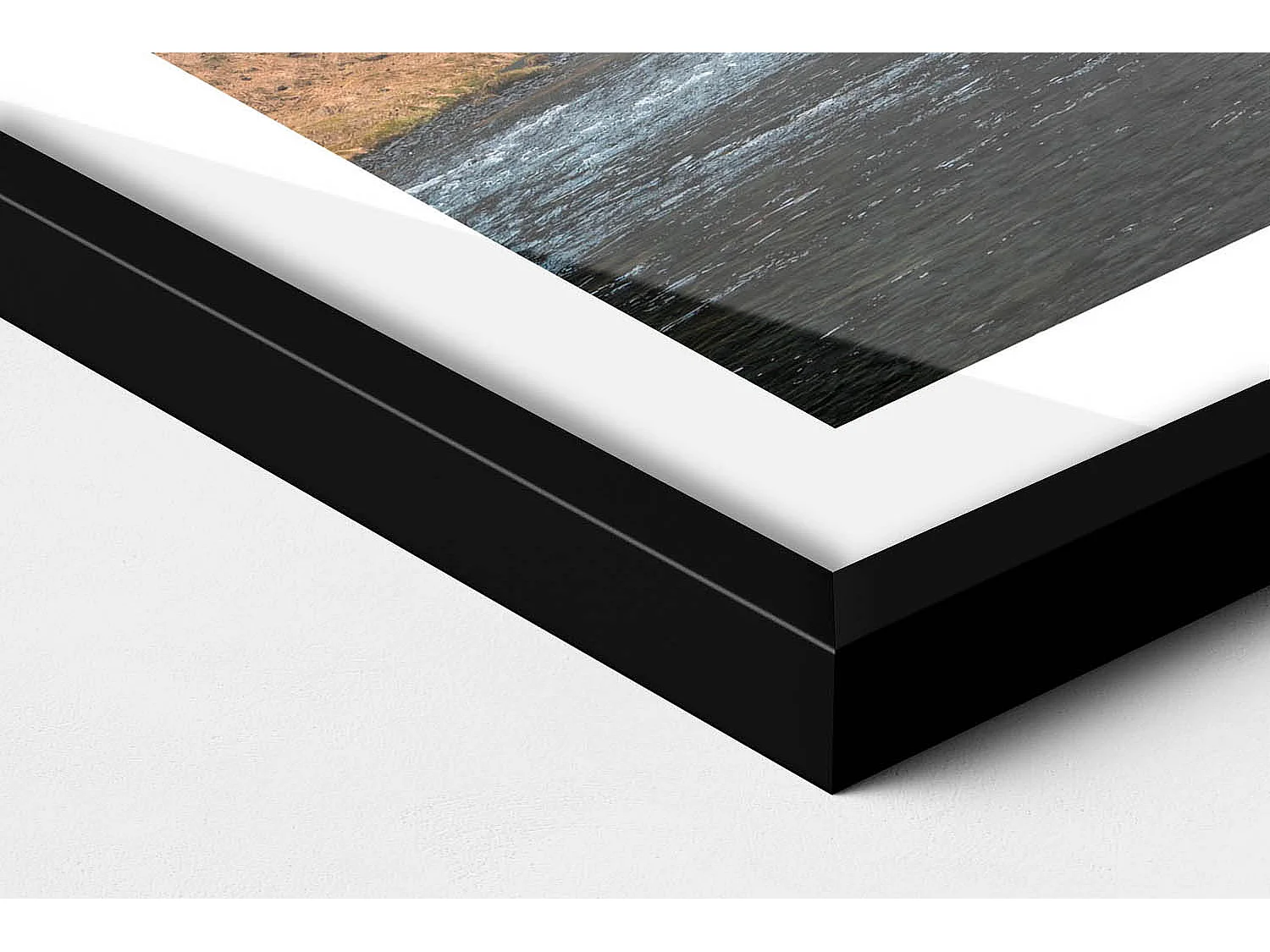 Dekoratives Gemälde mit schwarzem Rahmen, Wasserfall zwischen den Felsen 80 x 60 cm – Perfekt für das Wohn- oder Schlafzimmer