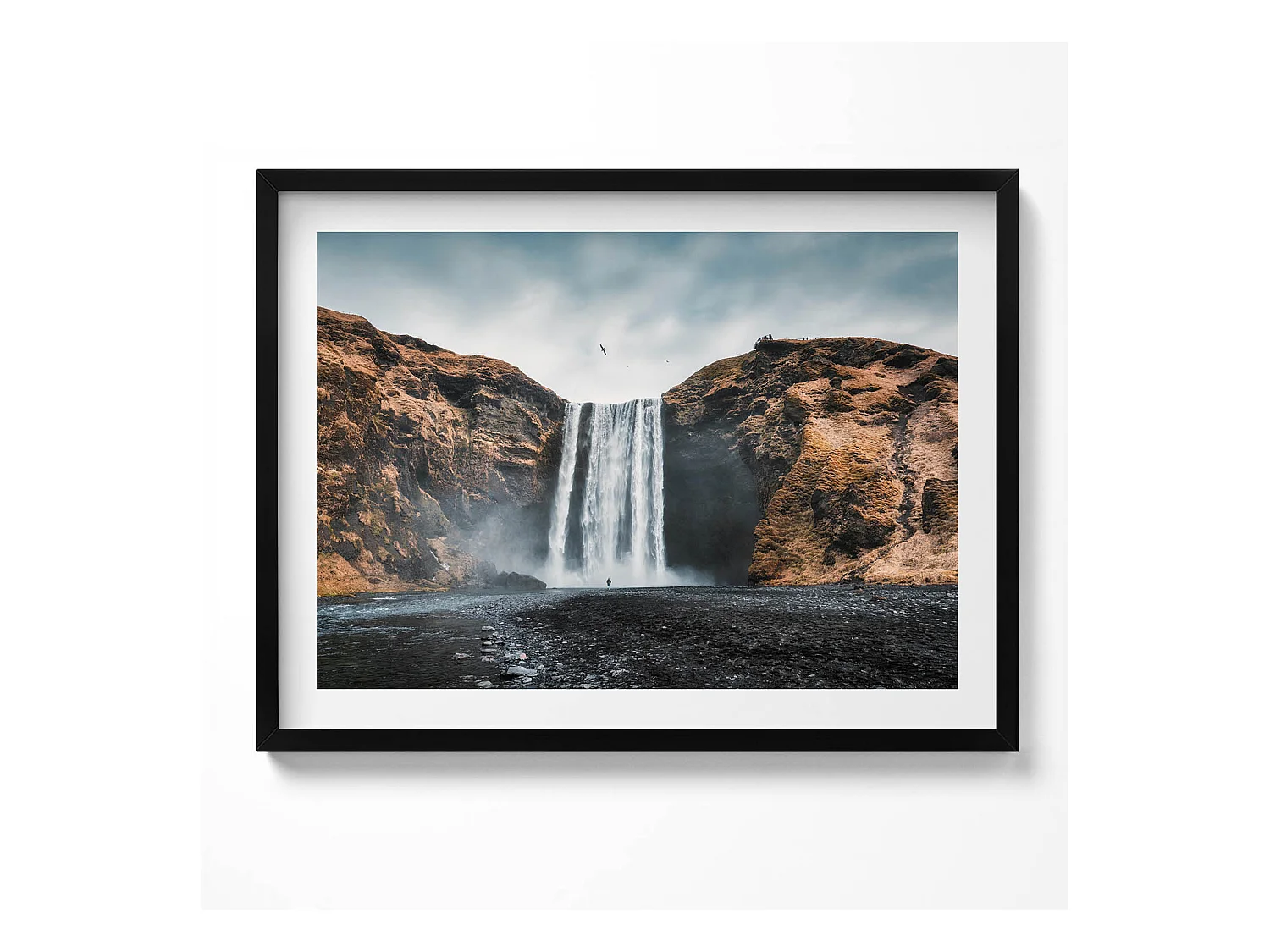Tableau décoratif avec cadre noir, Cascade parmi les rochers 80 x 60 cm– Parfait pour le salon ou la chambre