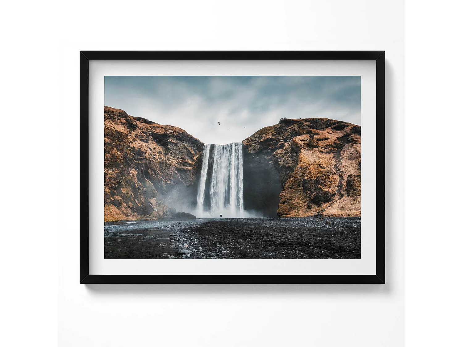 Dekoratives Gemälde mit schwarzem Rahmen, Wasserfall zwischen den Felsen 80 x 60 cm – Perfekt für das Wohn- oder Schlafzimmer