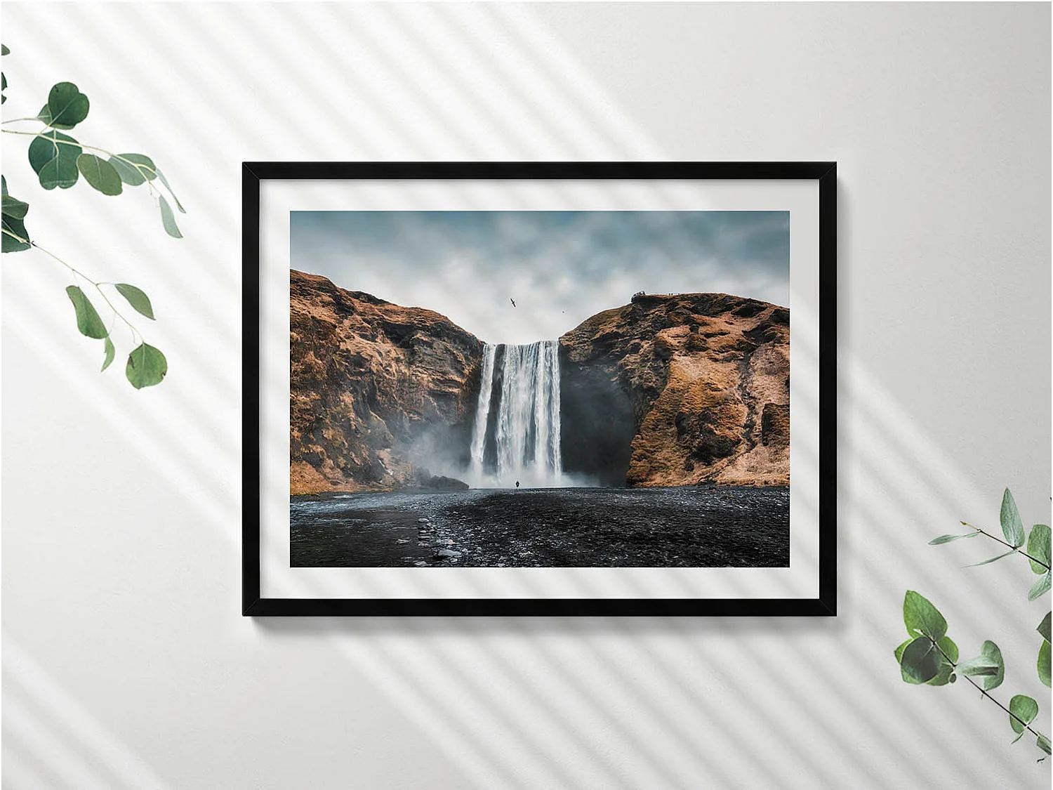 Dekoratives Gemälde mit schwarzem Rahmen, Wasserfall zwischen den Felsen 80 x 60 cm – Perfekt für das Wohn- oder Schlafzimmer