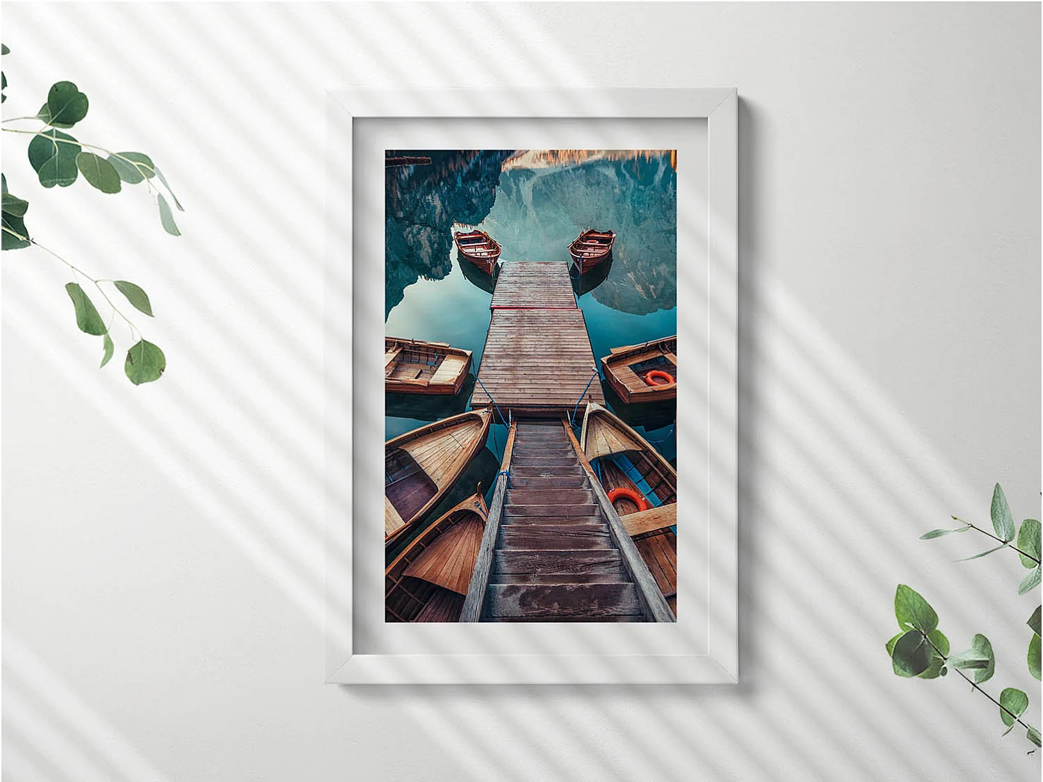 Decoratief schilderij met witte lijst, De pier en de Pragser Wildsee 20 x 30 cm - Perfect voor de woon- of slaapkamer