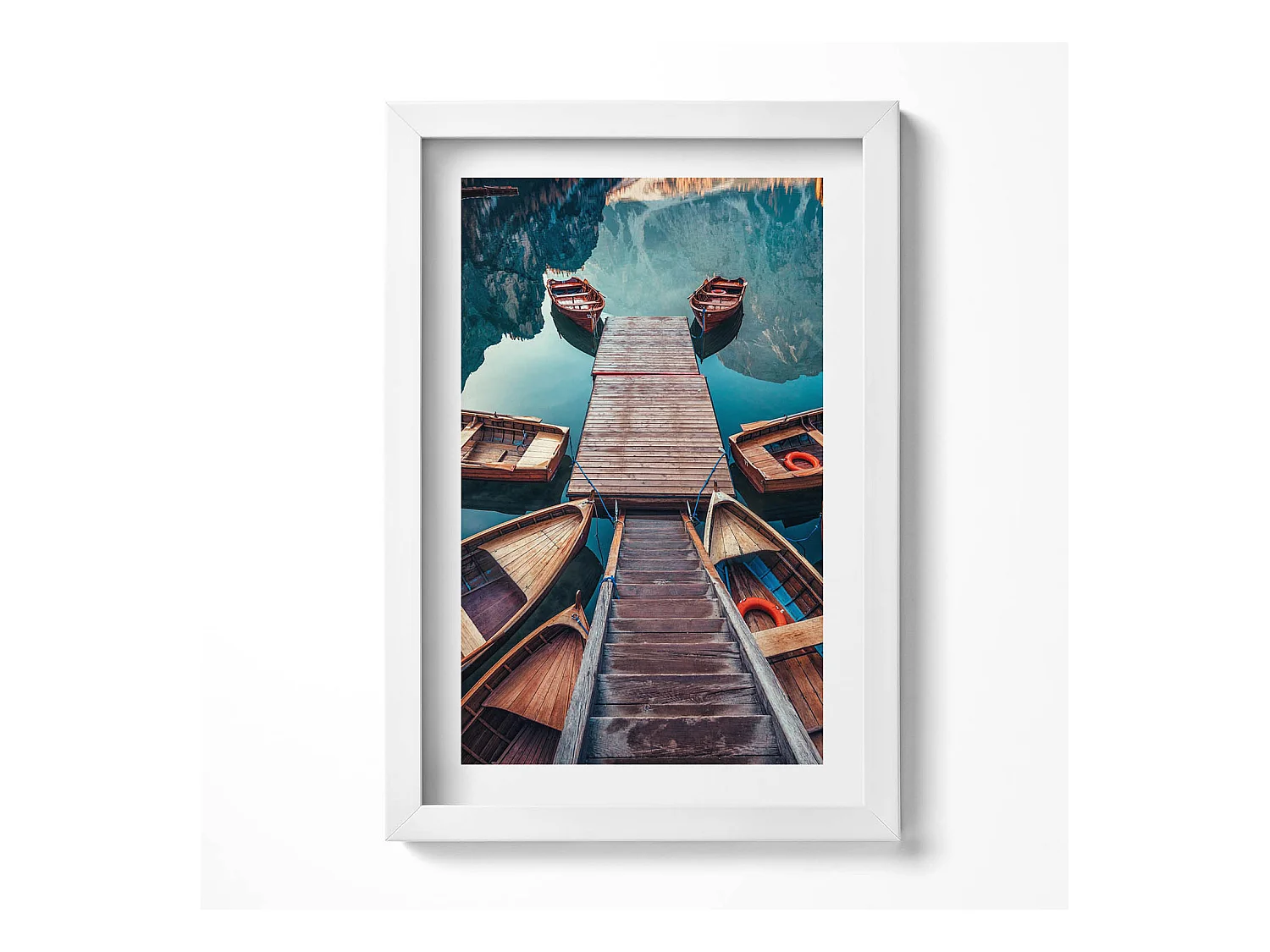 Tableau décoratif avec cadre blanc, La jetée et le lac Pragser Wildsee 20 x 30 cm – Parfait pour le salon ou la chambre