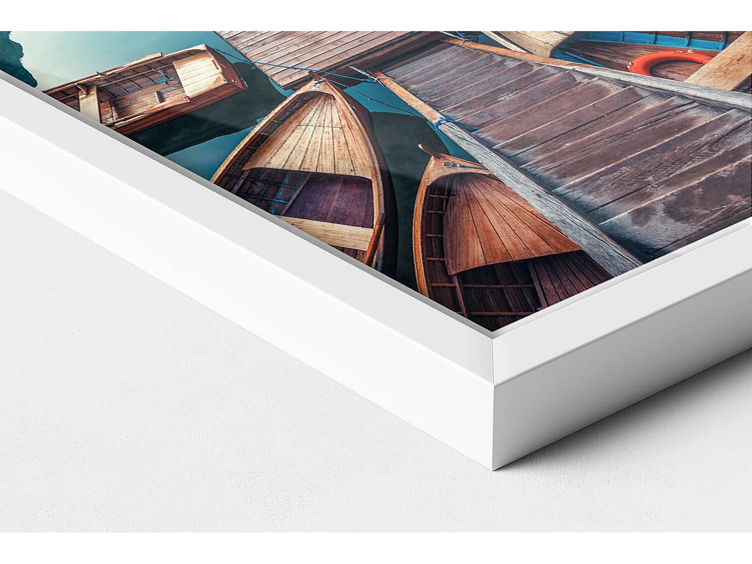 Decoratief schilderij met witte lijst, De pier en de Pragser Wildsee 20 x 30 cm - Perfect voor de woon- of slaapkamer