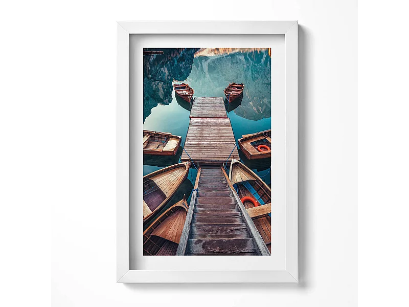 Dekoratives Gemälde mit weißem Rahmen, Die Seebrücke und der Pragser Wildsee 20 x 30 cm - Perfekt für das Wohn- oder Schlafzimmer