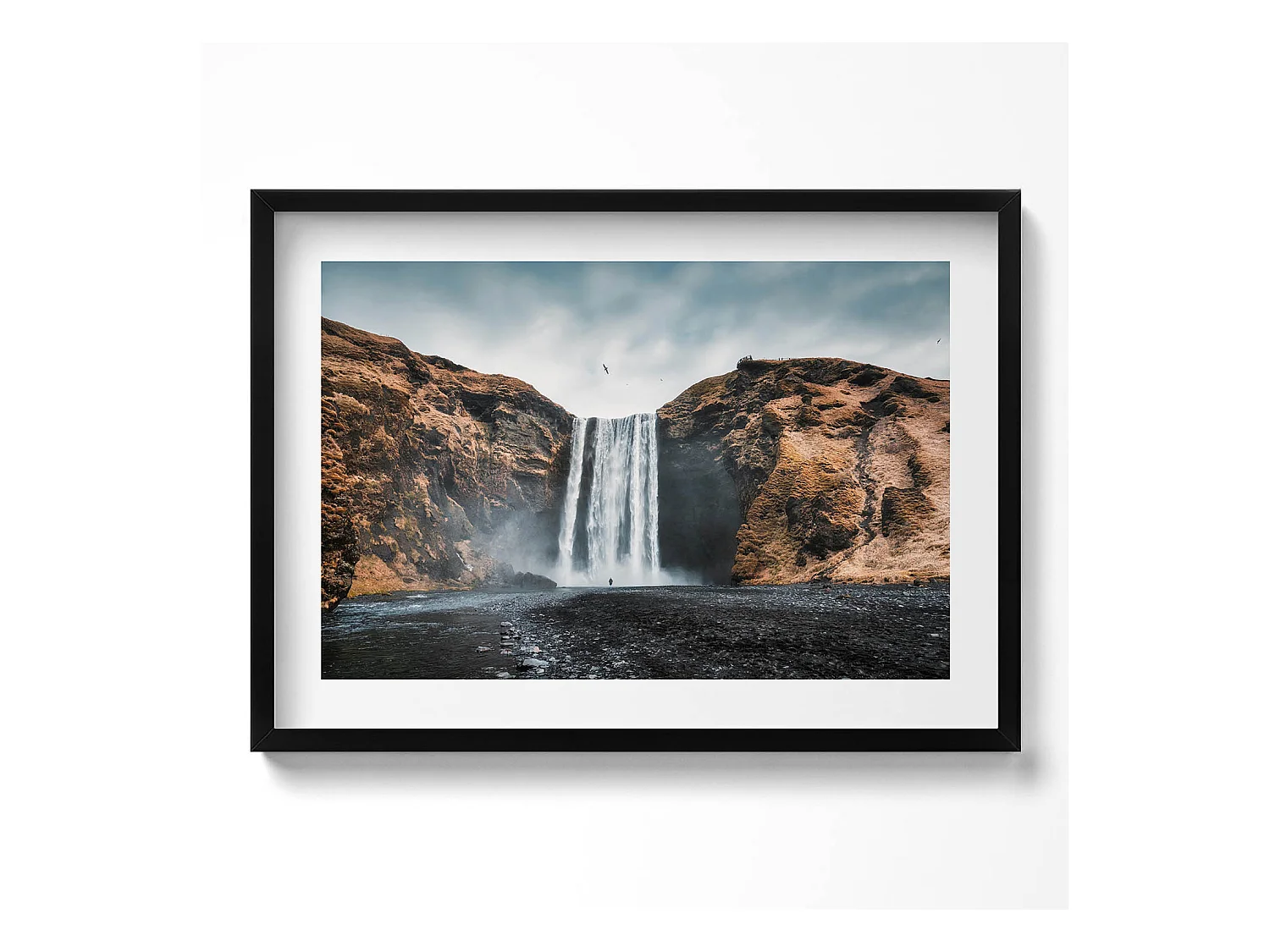 Tableau décoratif avec cadre noir, Cascade parmi les rochers 70 x 50 cm– Parfait pour le salon ou la chambre