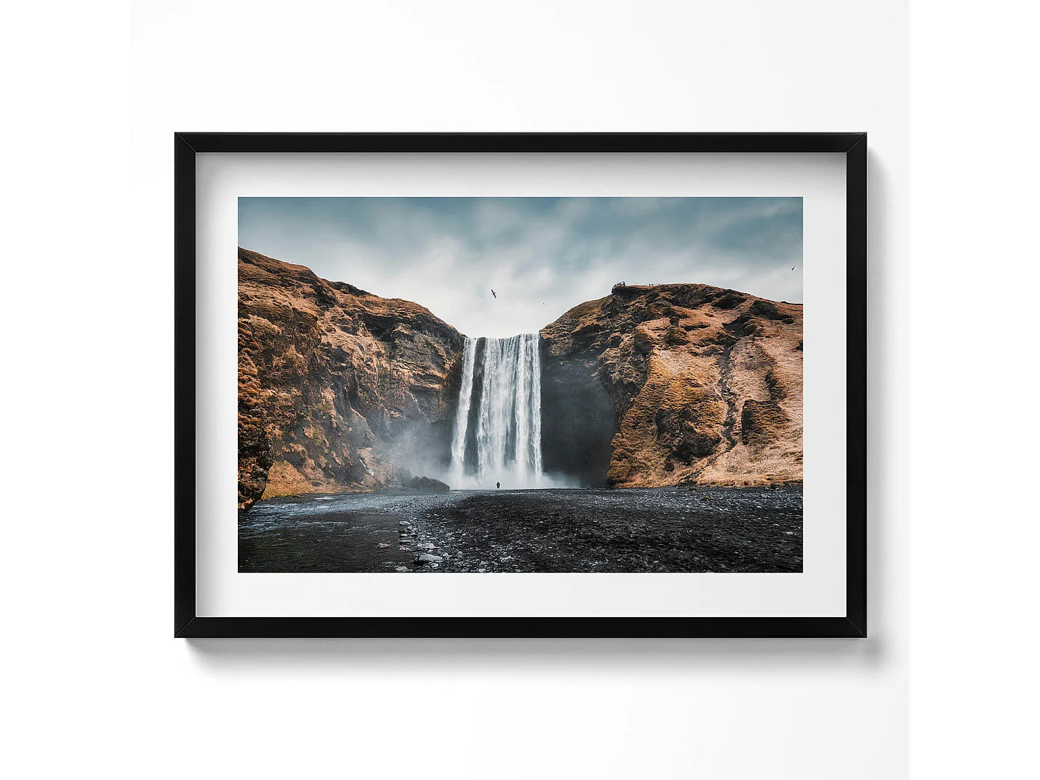 Dekoratives Gemälde mit schwarzem Rahmen, Wasserfall zwischen den Felsen 70 x 50 cm – Perfekt für das Wohn- oder Schlafzimmer